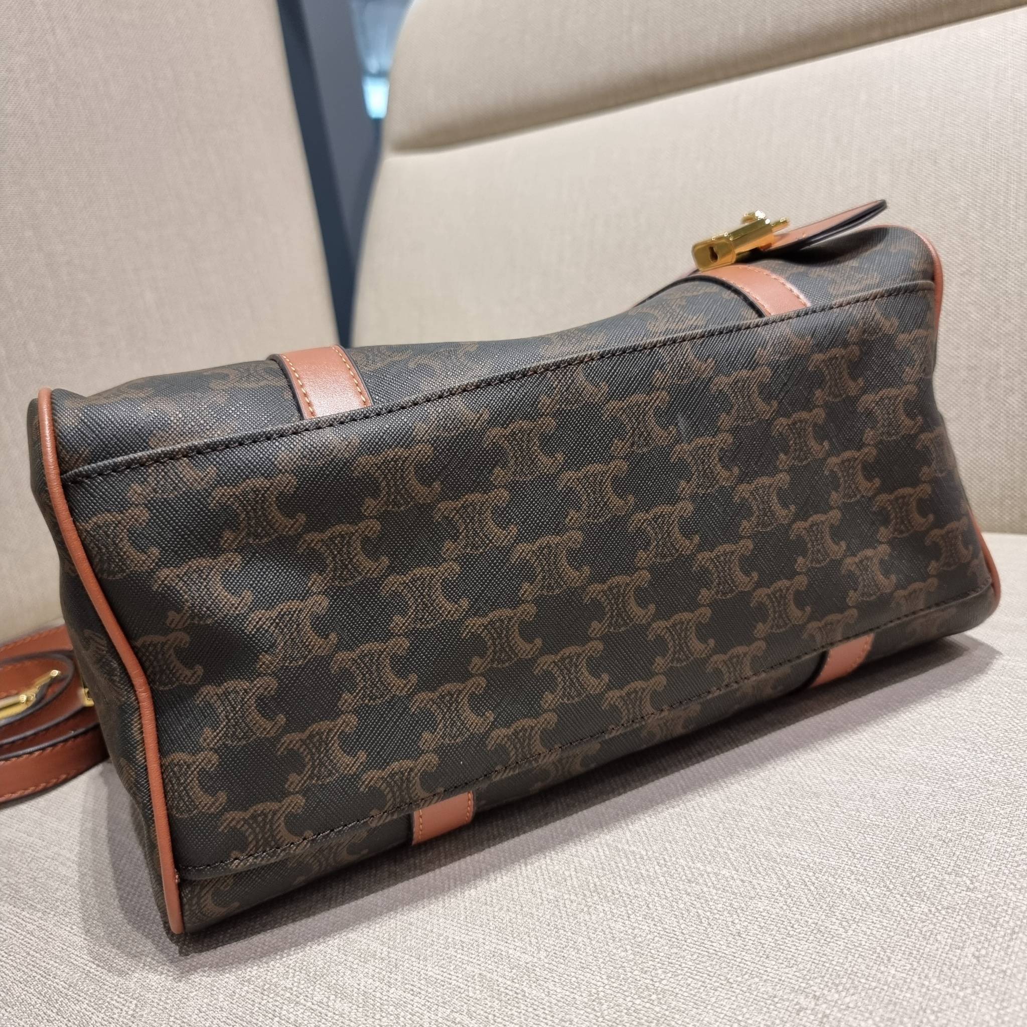 CELINE BOSTON BAG IN TRIOMPHE CANVAS AND CALFSKIN ยอดฮิตกับลวดลายเอกลักษณ์ สุดคลาสสิค กับกระเป๋ากึ่งเดินทาง ไซส์กำลังดี ที่สามารถใช้ได้ทั้งหนุ่มๆและสาวๆ วัสดุหนังแคนวาสตัดสลับหนังแท้ เปิด-ปิดด้วยซิป ใช้งานสะดวก และยังมีพวงหนังห้อยและแม่กุญแจล็อคซิปได้ มาพ