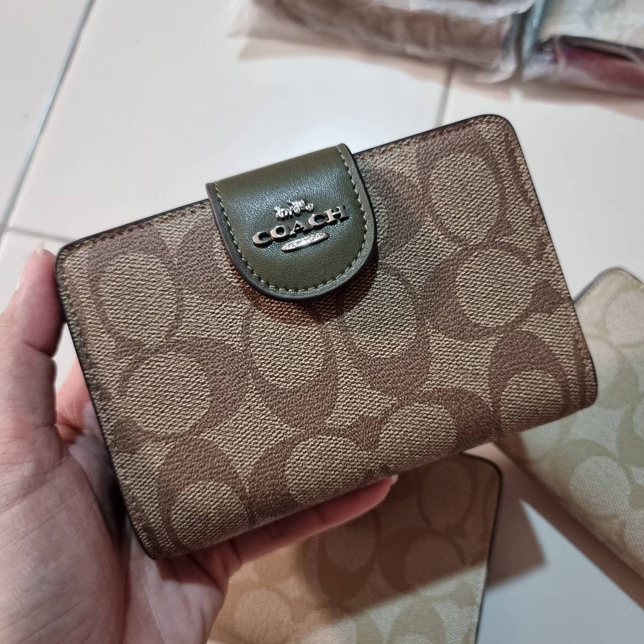 COACH C0082 MEDIUM CORNER ZIP WALLET IN SIGNATURE CANVAS ดีไซน์ใหม่ล่าสุด!! กระเป๋าสตางค์ใบกลาง 👛 ขนาดกำลังเหมาะมือ วัสดุหนังแคนวาสเคลือบลาย ดูแลรักษาง่าย มีช่องใส่บัตรและธนบัตรครบ และช่องซิปแยกไว้ใส่เหรียญ ครบเซ็ทแบบนี้เหมาะส่งต่อเป็นของขวัญที่สุ