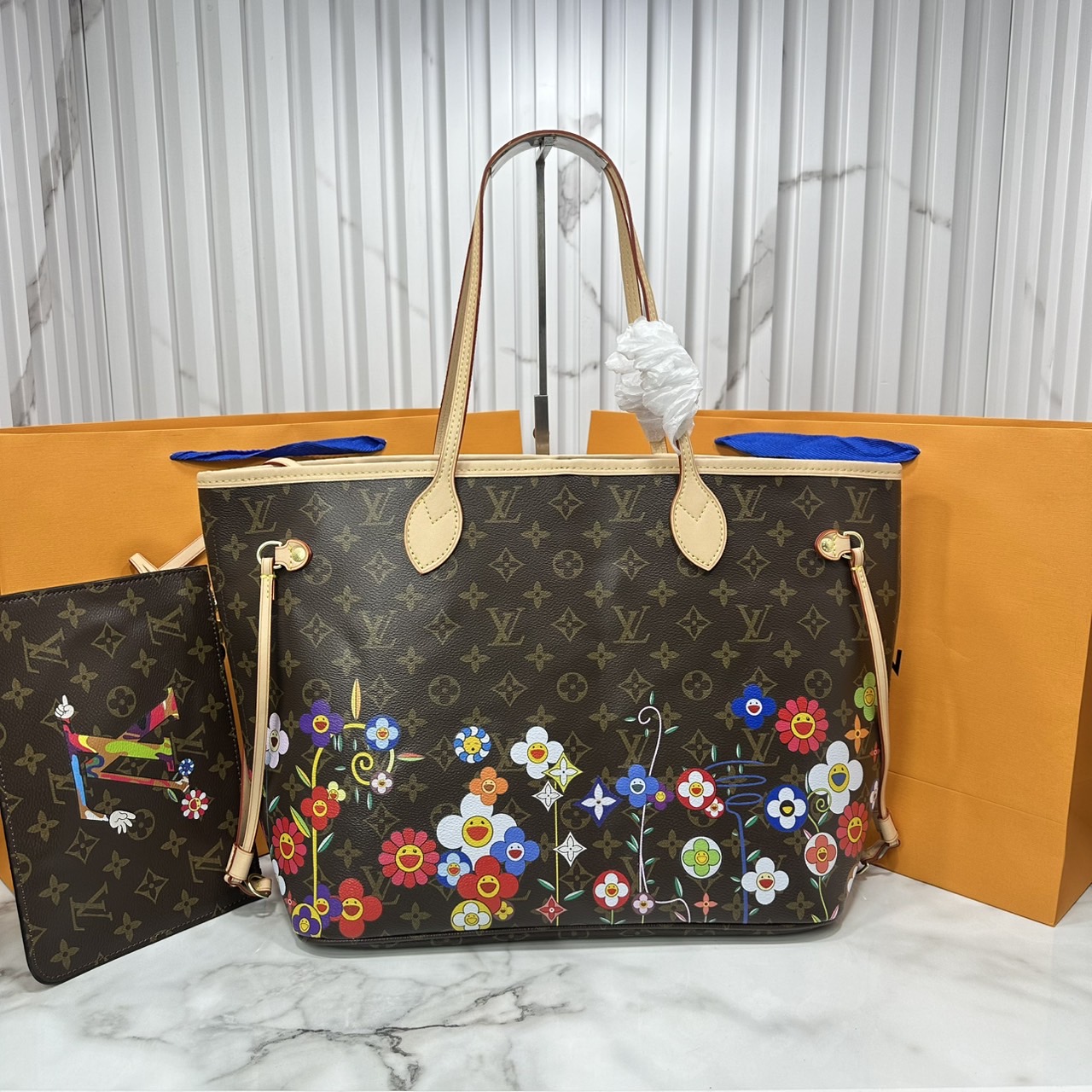 LV x TM Neverfull MM Monogram Flower กระเป๋าสะพายทรงโท้ท คอลเลกชันสุดพิเศษ สวยคลาสสิกมีชีวิตชีวาด้วยโมโนแกรมดอกไม้หลากสี ปรับดีไซน์ให้ดูสนุกสนาน รุ่นลิมิเต็ดผลิตตามเทศกาลมีจำกัด