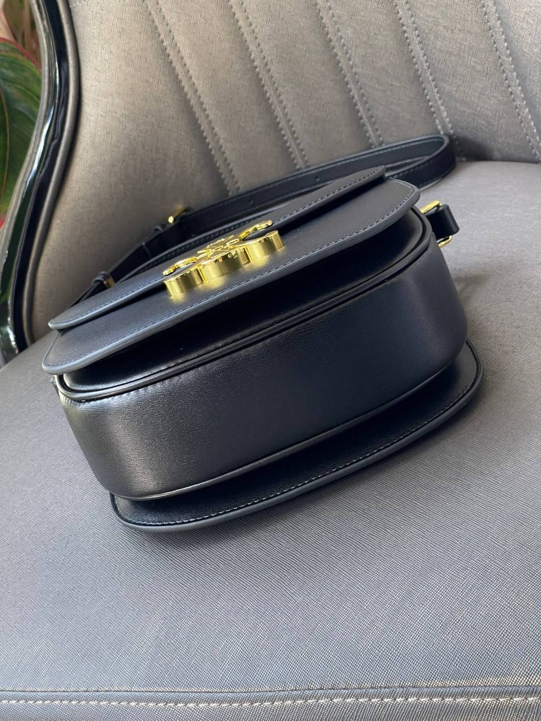 VIP 🥂 CELINE TEEN BESACE TRIOMPHE IN SHINY กระเป๋าสะพายคาดลำตัวรุ่นนี้นับว่าเป็นกระเป๋าอีกหนึ่งรุ่นในซีรีส์ Triomphe ที่ได้รับความนิยมอย่างมาก ด้วยรูปร่างทรงโค้งมนมีความคลาสสิกตามแบบฉบับของ Celine เพิ่มความหรูหราและโดดเด่นด้วยการตกแต่งด้วยโลโก้โลห