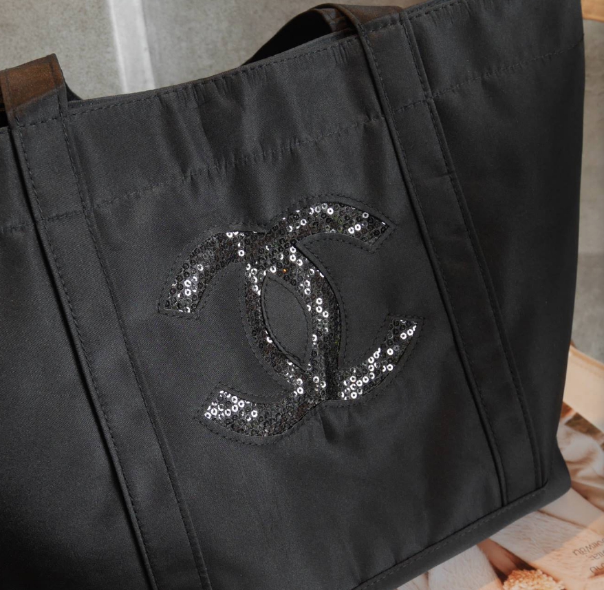 Must Have! Chanel Satin Shopping Bag กระเป๋าสะพายทรง Shopping Bag พรีเมี่ยมกิ้ฟ Limited Edition ของแท้ 100% นำเข้าจาก Chanel Perfume Counter ใบใหญ่วัสดุ SATIN ประดับคริสตัลสีดำโลโก้ CC สุดคลาสสิค ซับใน Polyester 100% เปิดปิดด้วยกระดุมแม่เหล็ก น้ำหนักเบา จ