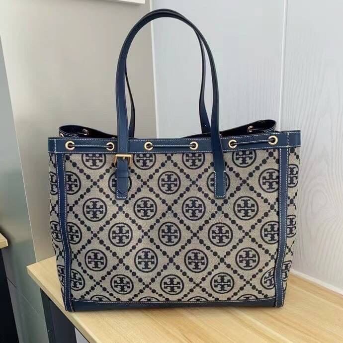 ใบใหญ่ TORY BURCH T MONOGRAM LARGE JACQUARD TOTE BAG กระเป๋าถือหรือสะพายรุ่นล่าสุดดีไซน์ยอดนิยมจาก TORY BURCH FACTORY OUTLET วัสดุ Woven Jacquard & Leather ทอลาย Jacquard Singnature แบรนด์รอบใบสวยอยู่ทรงเป็นเอกลักษณ์ เปิดปิดแบบ Drawstring ขนาดใหญ่มาก กว้า