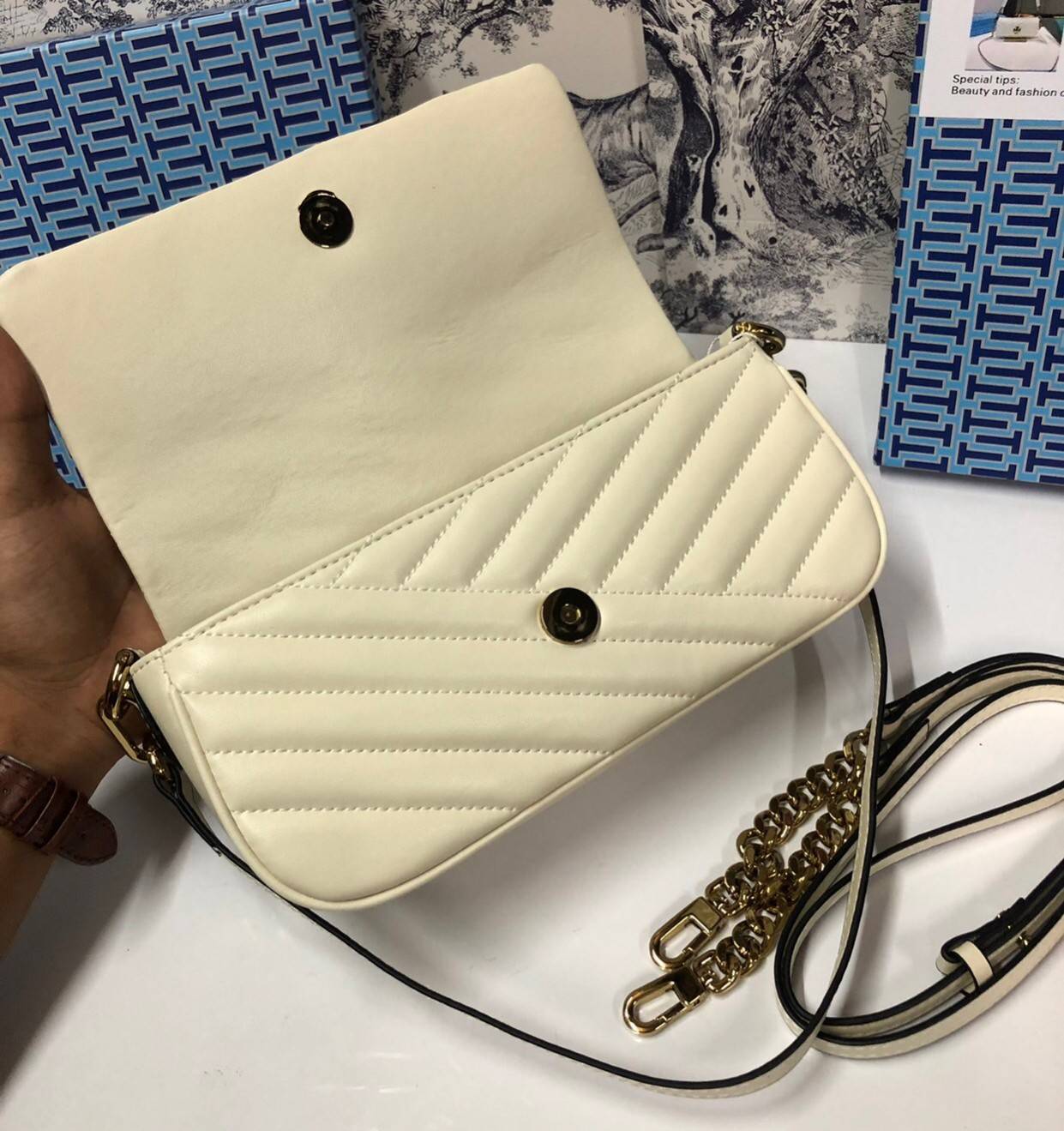 TORY BURCH KIRA CHEVRON SMALL FLAP SHOULDER BAG รุ่นใหม่ พร้อมสีใหม่ มาให้จับจองแบบไม่ต้องรอพรีฯ กระเป๋าสะพาย ขนาดกะทัดรัด ไซส์สะพายคล่องตัว หรือจะคล้องไหล่ หรูๆ ลูกคุณหนูไปอีก สีผู้ดีมากๆ ดีไซน์รูปทรงคลาสสิคเฉพาะตัว วัสดุหนังแกะ สัมผัสนิ่ม เปิด-ปิดด้วยกร