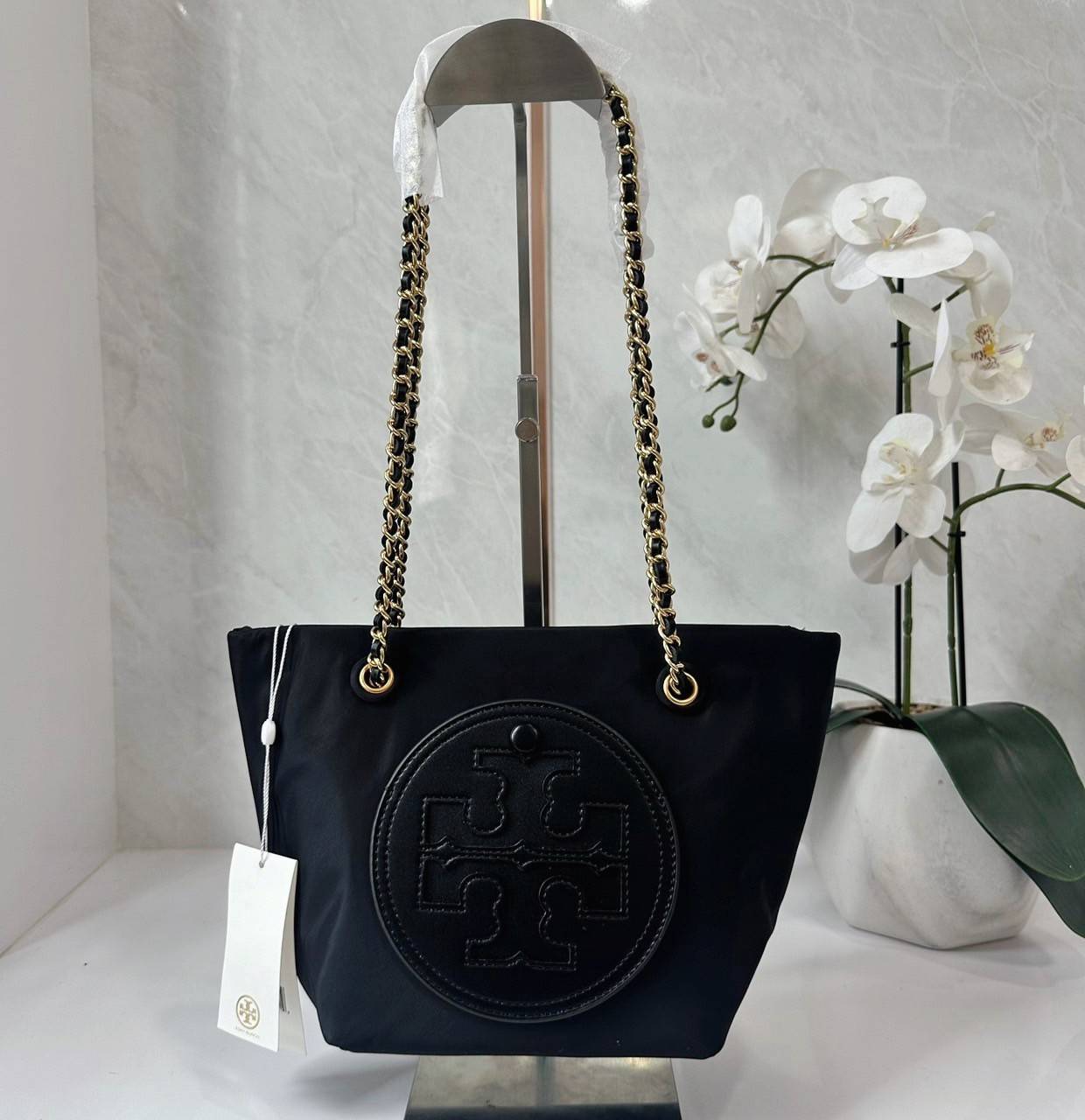 TORY BURCH Ella Chain Crossbody Nylon Bag กระเป๋าคล้องไหล่สายโซ่หรูหราโดดเด่นด้วยโลโก้หนังด้านหน้า สามารถปรับสะพายคอสบอดี้ สะพาลไหล่ได้