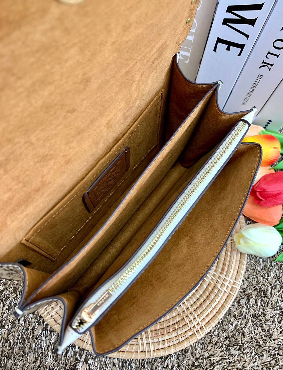 พร้อมส่งถึง8สี ห้ามพลาดค่ะ! COACH KLARE CROSSBODY BAG ((91019//91174//90400//1424//90635)) พร้อมส่งที่ไทย กระเป๋าสะพายครอสบอดี้ร์หรือสามารถทบเป็นสายคู่คล้องไหล่ได้ด้วยค่ะ หนังแท้ แต่ละสีทำลายหนังได้สวยงามแตกต่างกันออกไปนะคะ ✔️ห้อยด้วยป้ายแบรนด์แบบโ