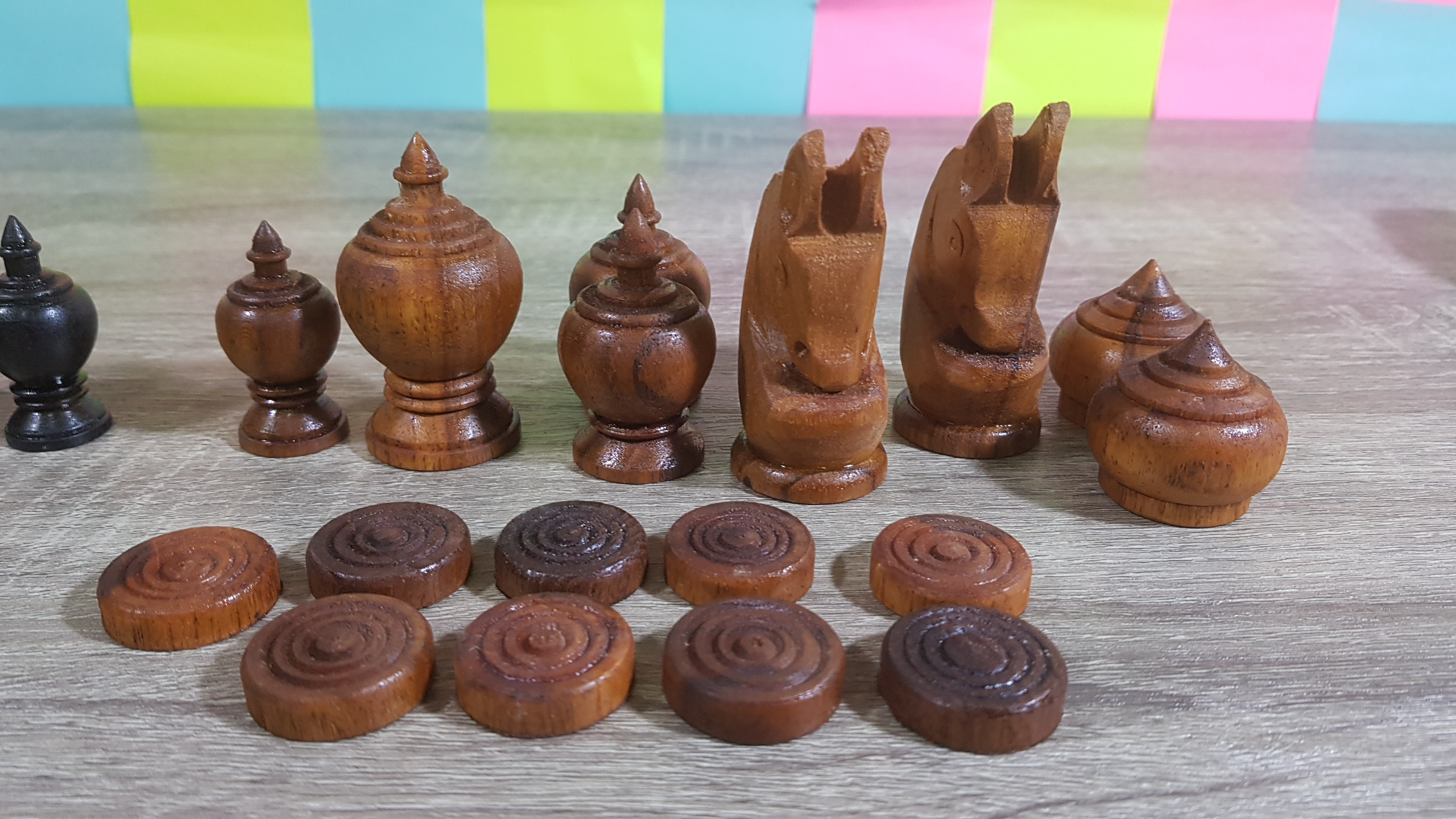 ชุดหมากรุกไทยตัวไม้มาตฐานพร้อมกระดานไม้พับได้ช่อง5x5และหีบทรงสี่เหลี่ยม(ขนาดกระดาน45x44cm.)