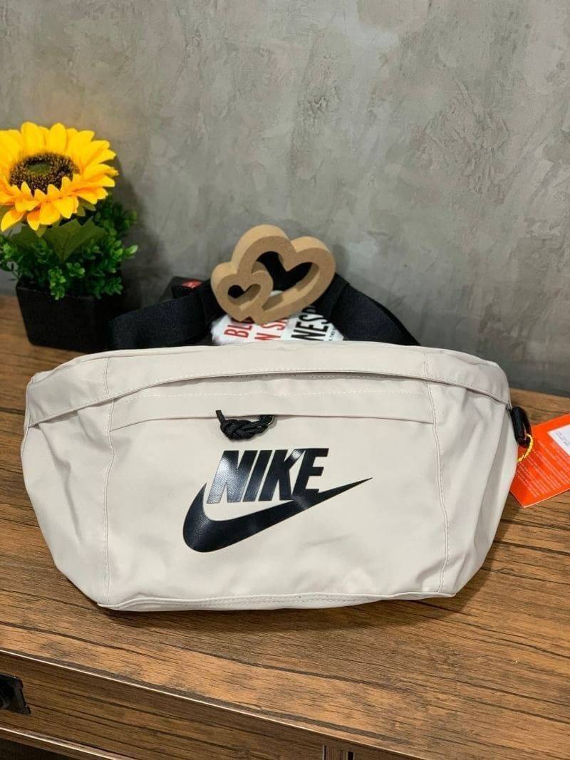 Nike Tech hip pack กระเป๋าคาดเอว Nike Tech รุ่นใหม่ชนช้อป!! ให้คุณหยิบใช้อุปกรณ์กีฬาและพกพาได้อย่างง่ายดาย พร้อมโดดเด่นด้วยกระเป๋าซิป 2 จุดสำหรับเก็บสิ่งของ และสายกระเป๋าแบบปรับได้เพื่อให้แนบกับลำตัว ใช้งานได้คล้องตัว ใส่ของได้จุสมใจเลยคร้า