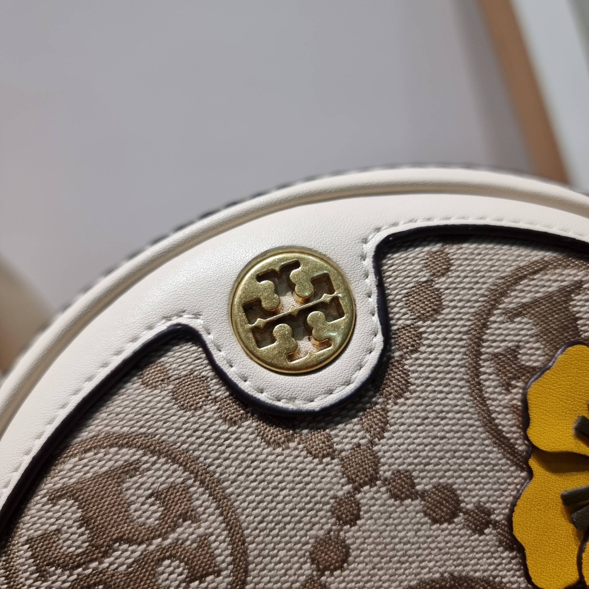 TORY BURCH T MONOGRAM FLORAL MOON CROSSBODY BAG คอลเลคชั่นใหม่ น่ารักให้ใจไปเลย กับประเป๋าสะพายทรงสวย ดีไซน์ใหม่ล่าสุด สไตล์งานคราฟ มีลูกเล่นประดับดอกไม้
