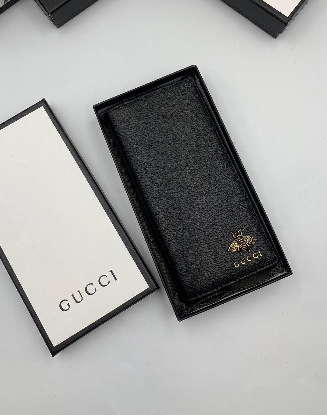 GUCCI MEN WALLET / GUCCI LONG WALLET / GUCCI WALLET กระเป๋าสตางค์ใบยาวผู้ชาย งานหนังแท้ ผสมผสานความสง่างามและคลาสสิกที่เข้ากับยุคสมัย ด้านหน้าโดดเด่นด้วยซิกเนเจอร์แบรนด์ เป็นอีกหนึ่งรุ่นที่ดาราเชเลปใช้กันเยอะมาก พร้อมส่งที่ไทย ภาพสินค้าถ่ายจากงานขายจริง ใ