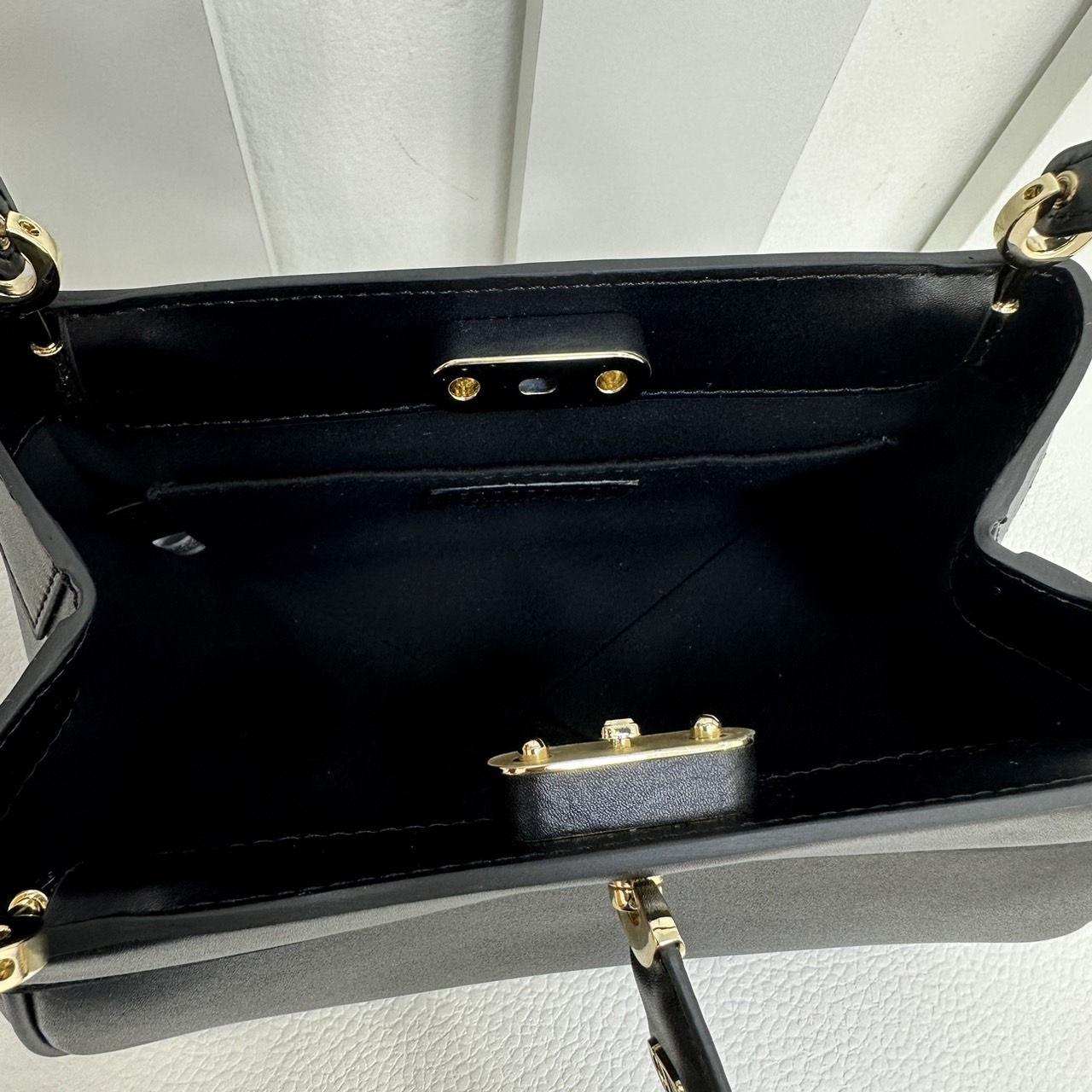 DIOR KEY BAG small 8" กระเป๋าสะพายไหล่รุ่นใหม่ กระเป๋าถือที่ฮ็อตสุดๆ เพราะ Sold out หมดเว็บไซต์เป็นที่เรียบร้อยด้วยดีไซน์ที่ดูหรูหรา