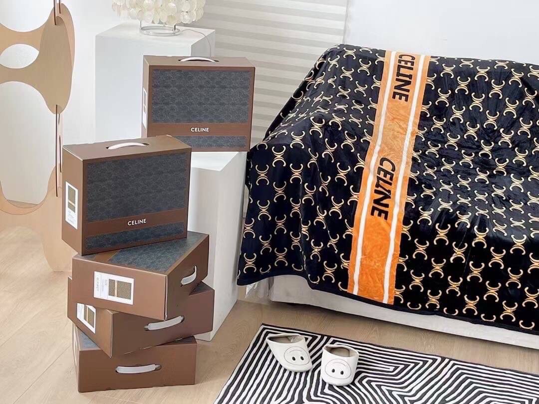 VIP GIFT 】Best Gift! Celine Blanket พร้อมส่งไอเท็มแนะนำ ผ้าห่มนุ่มนิ่ม ขนปุยๆๆ สบายผิวมาก เนื้อผ้านิ่มฟูนุ่มใช้ได้ทุกโอกาส ขนาดกำลังดี พกพาสะดวก สามารถพกไว้ใช้ในรถ ใช้ในออฟฟิศได้ จะซื้อใช้เองหรือมอบเป็นของขวัญก็ดูดีพร้อมส่งที่ไทย ราคาสุดคุ้มไม่ต้องรอพรีฯ 