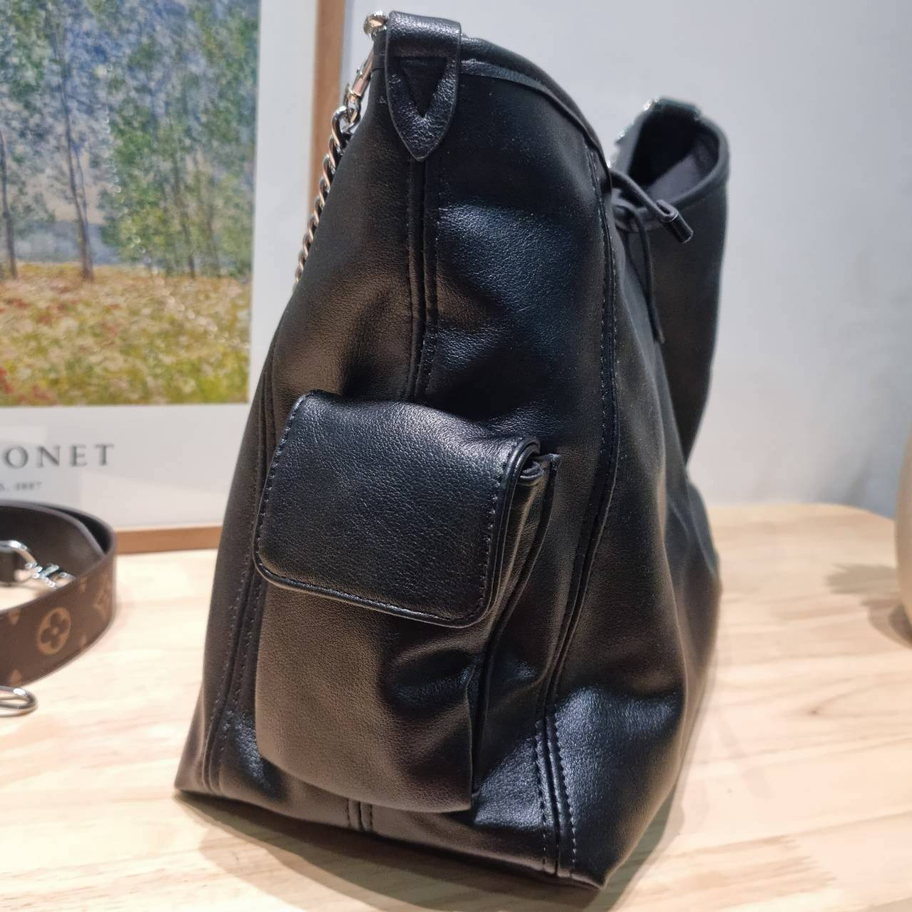 LV CARRYALL CARGO VIBE ใหม่ล่าสุด กระแสกระเป๋าไวบ์คาร์โก้มาแรงสุดๆ ดีไซน์สีดำคลาสสิค มีดีเทลลูกเล่นแซมลวดลายกิมมิค ทำให้กระเป๋าดูโก้และดูติดแกลมมาก เหมาะใช้ได้ทุกวัน