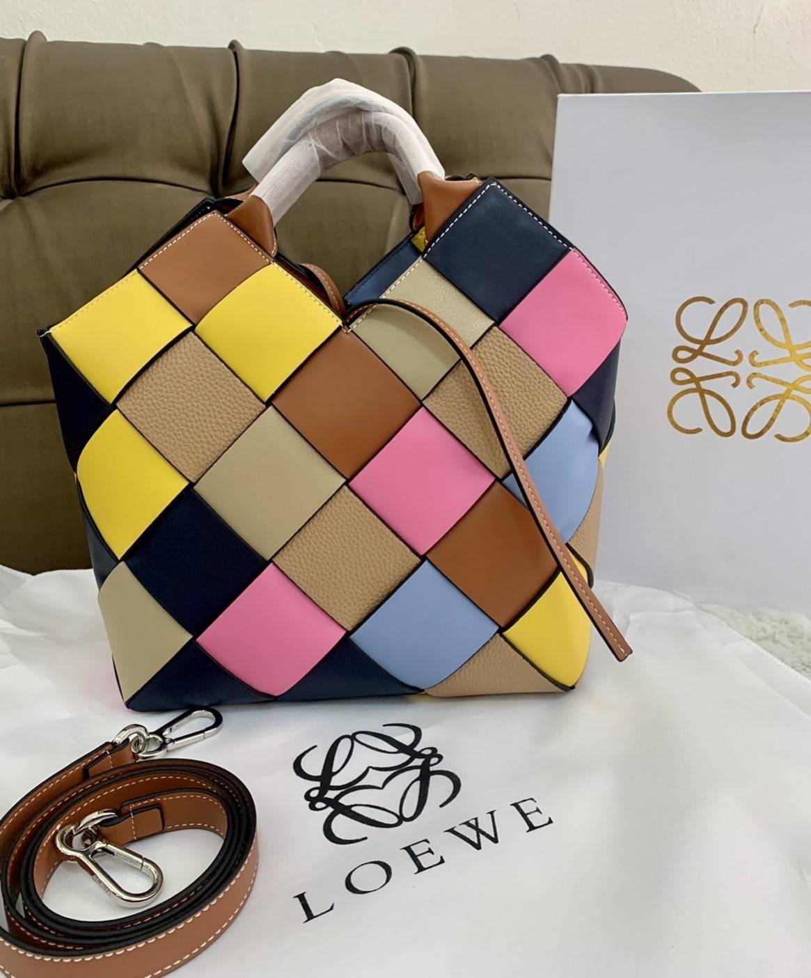 LOEWE SURPLUS LEATHER WOVEN BASKET BAG IN CLASSIC CALFSKIN กระเป๋าสาน กระเป๋าถือหรือสะพาย อะไหล่เงิน มาพร้อมสายสะพายยาวในตัว (ถอดได้ /ปรับระดับไม่ได้) ดีไซน์ถักทอแบบงานสานหมากรุก สวยล้ำนำสมัยมากๆ ค่ะ น้ำหนักเบา ตอบโจทย์การใช้ชีวิตระหว่างวันที่ดูไม่ซับซ้อน