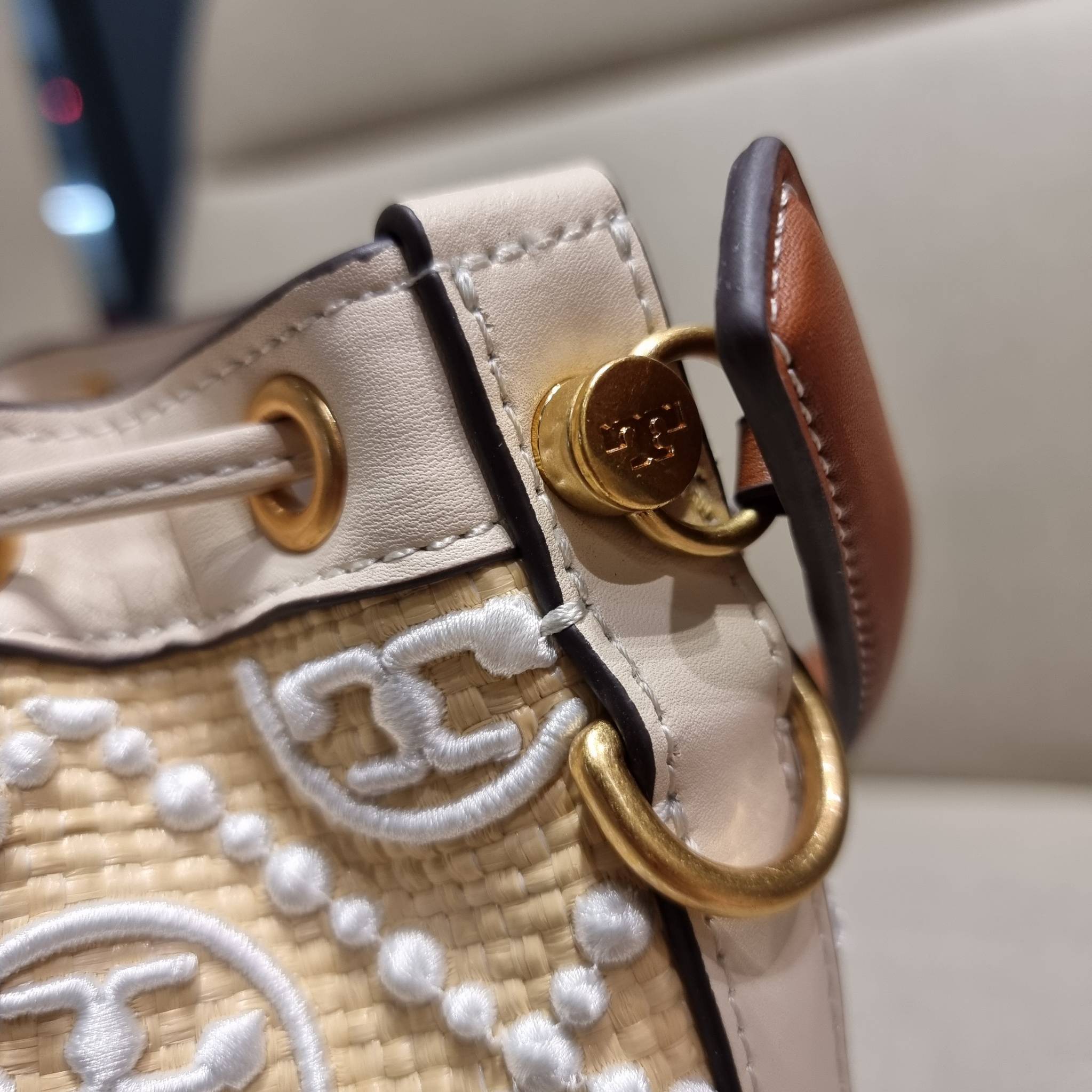 TORY BURCH T MONOGRAM STRAW BUCKET BAG ใหม่ก่อนใคร พร้อมเสิร์ฟความสวยให้ถึงบ้านแล้วน้า กระเป๋าบัคเก็ตทรงยอดนิยม ดีไซน์ใหม่ล่าสุด ยูนีคไม่เหมือนใคร ลายสานเต็มใบ พร้อมปักโลโก้เอกลักษณ์ โดดเด่น งานฝีมือมากๆ สลับส่วนของหนังที่ขอบและก้นกระเป๋า ภายในเป็นช่องโล่