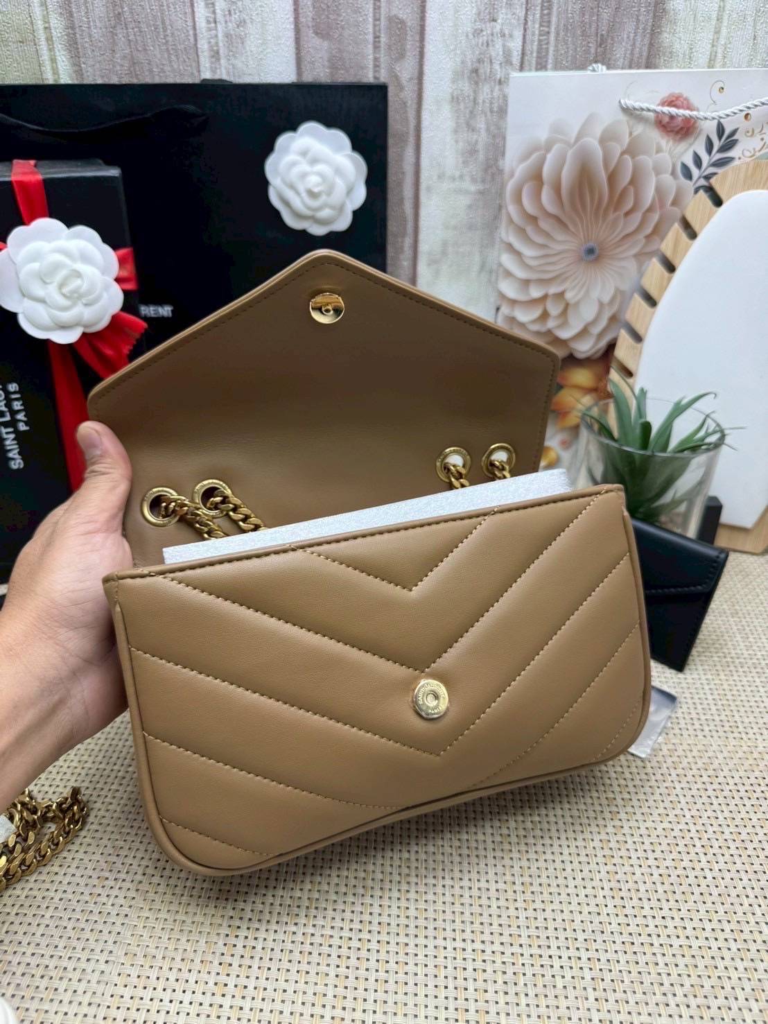 ORI หนังแท้ | YSL LOULOU small in MATELASSÉ กระเป๋าสะพายสายโซ่าีทองหรูหรา งานหนังแท้เนื้อนุ่มตะเข็บเย็บลายเชฟรอนสวยหรูโดดเด่นเป็นเอกลักษณ์ 🤍 เกรดออริจินอล หนังแท้