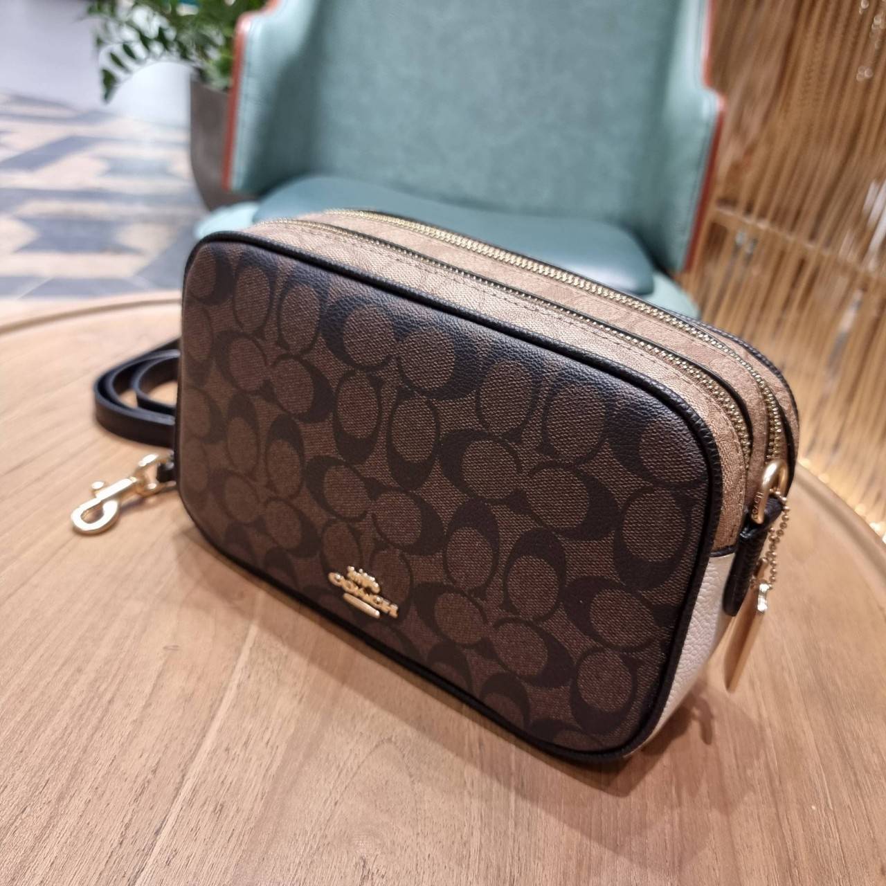 ใครที่รออยู่ห้ามพลาดเลยจร้าา! COACH JES CROSSBODY IN BLOCKED SIGNATURE CANVAS ((1767)) พร้อมส่งอีกครั้ง สินค้าขายดี กระเป๋าสะพายครอสบอดี้ร์หรือสะพายข้างได้ หนังแท้อย่างดีค่ะ 🔺สีหนังของรุ่นนี้ผสมกันได้ลงตัวดูดีมากๆทีเดียวค่ะ กระเป๋าแบบ2ช่องซิป ภายใ