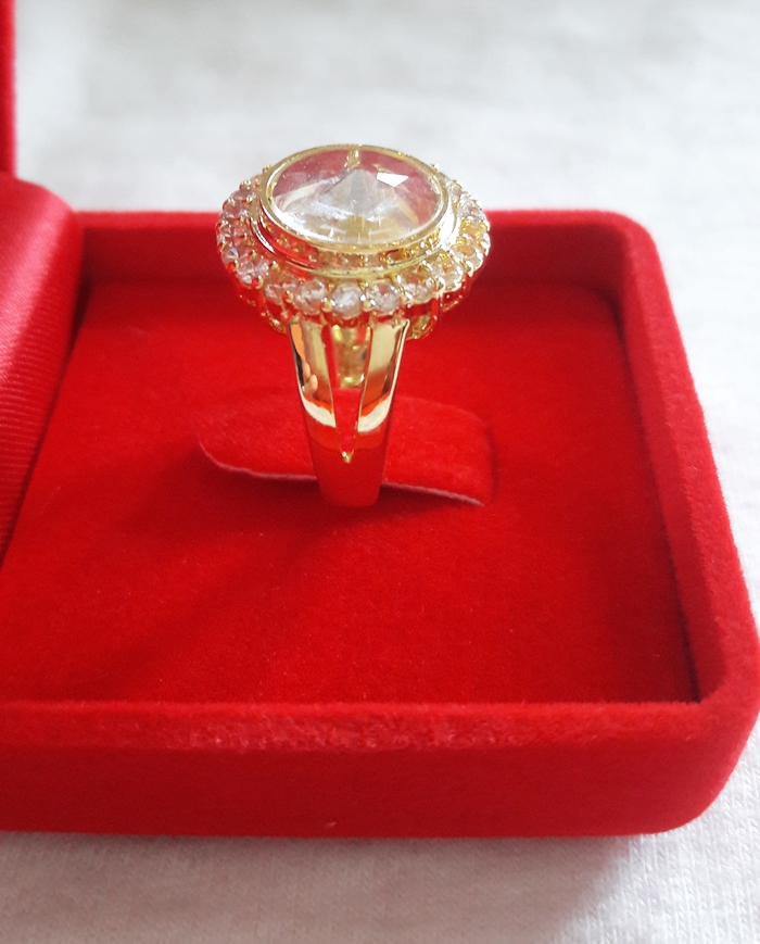 สินค้าหมดค่ะ แหวนกังหัน4ใบ รุ่นล้อมเพชร เสริมดวงเนื้อทองเหลืองชุบทองพร้อมกล่องกำมะหยี่ค่ะ