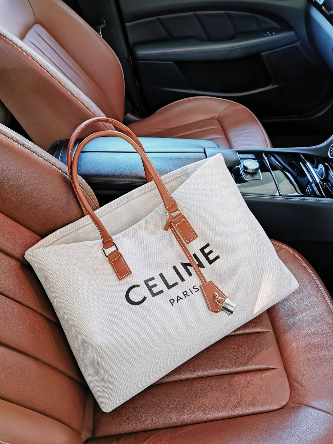 พรีเมี่ยมกิ๊ฟแท้ 100% 】CELINE PHANTOM TOTE BAG VIP GIFT WITH PURCHASE (GWP) พรีเมี่ยมกิ๊ฟ Limited Edition จาก CELINE PERFUME DUTYFREE COUNTER วัสดุ Canvas & Grained cowhide ดีไซน์ทรง Shopping ขนาดใหญ่กำลังดี เนื้อหนาแข็งแรง น้ำหนักเบา