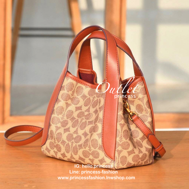 COACH HADLEY HOBO signature canvas กระเป๋าถือหรือสะพายข้าง เรียบหรู ลาย signature brand ปรับเปลี่ยนได้ 2 ทรง เปิด-ปิด กระดุมแม่เหล็ก พร้อมตะขอเกี่ยว ภายในกว้าง จุของได้เยอะ มีสายสะพายยาวถอดได้ ปรับระดับได้ค่ะ สวยหรูดูดี ใบนี้ไม่ควรพลาดค่า