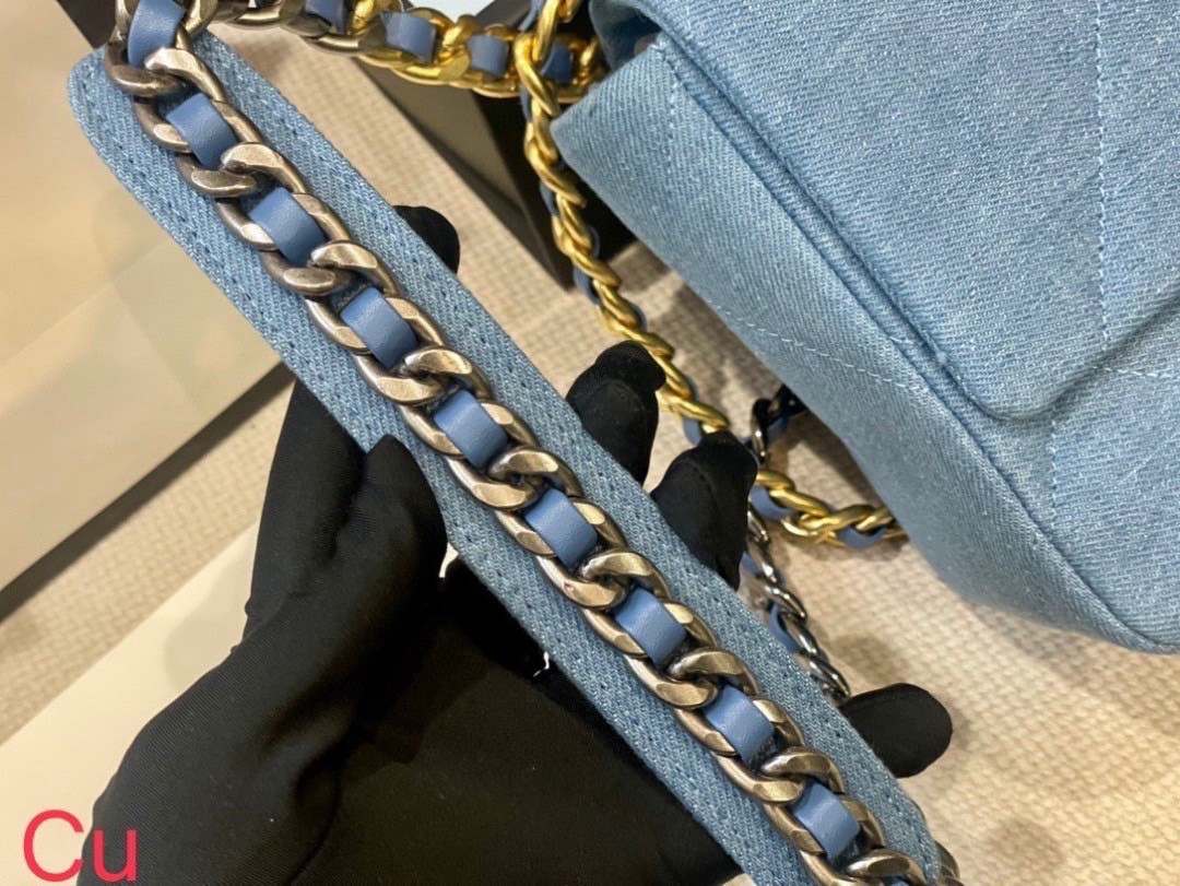 10" CHANEL FLAP 19 BLUE DENIM / CHANEL 19 HANDBAG DENIM กระเป๋าสะพายดีไซส์คลาสสิค งานเดนิม สายอะไหล่เงิน/ทองตัดกันสวยงาม