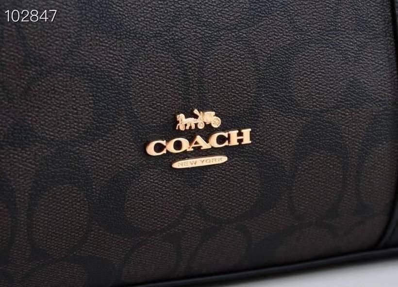 COACH 2319 MAY TOTE IN COLORBLOCK SIGNATURE CANVAS กระเป๋าโท้ท ดีไซน์ใหม่ล่าสุด!! 💕💕 เก๋ตรงปากกระเป๋า คล้ายกระเป๋าซ้อนในตัว สีตัดกับตัวกระเป๋าได้อย่างลงตัว ทรงสวย ใบใหญ่ใส่ของได้เยอะ เปิด-ปิดด้วยซิป รูดใช้งานง่าย ภายในโล่งกว้าง ด้านหลังมีช