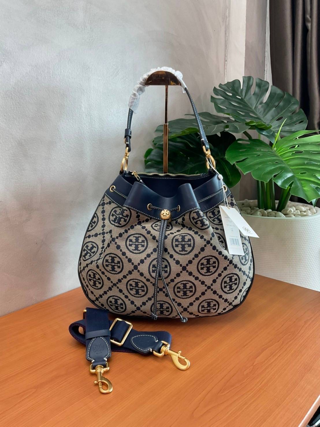 Tory burch t monogram jacquard drawstring hobo New Collection 2021 กระเป๋าถือและสะพายข้าง Monogram จาก tory burch ทำจากผ้าใบ jacquard ตัดด้วยหนังวัวแท้