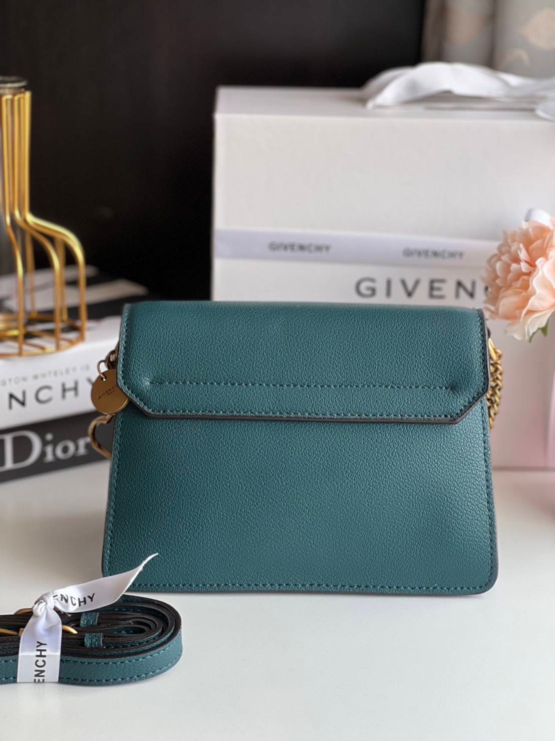 หนังแท้ GIVENCHY GV3 SHOULDER BAG พร้อมส่งที่ไทย