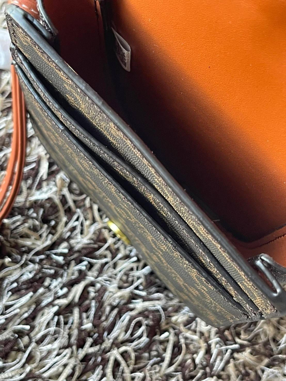 Celine Phone Pouch in Triomphe Canvas กระเป๋าใส่โทรศัพท์รุ่นนี้ มีดีไซน์ดูเรียบง่าย แต่ดูหรูหราด้วยลวดลาย Triompe ที่แสดงถึงความเป็นเอกลักษณ์ของ celine ช่องหลักที่มีความกว้าง สามารถใส่โทรศัพท์มือถือ ธนบัตร บัตรต่าง ๆ และของจุกจิกชิ้นเล็ก ๆ ได้แบบจุใจ หรือ