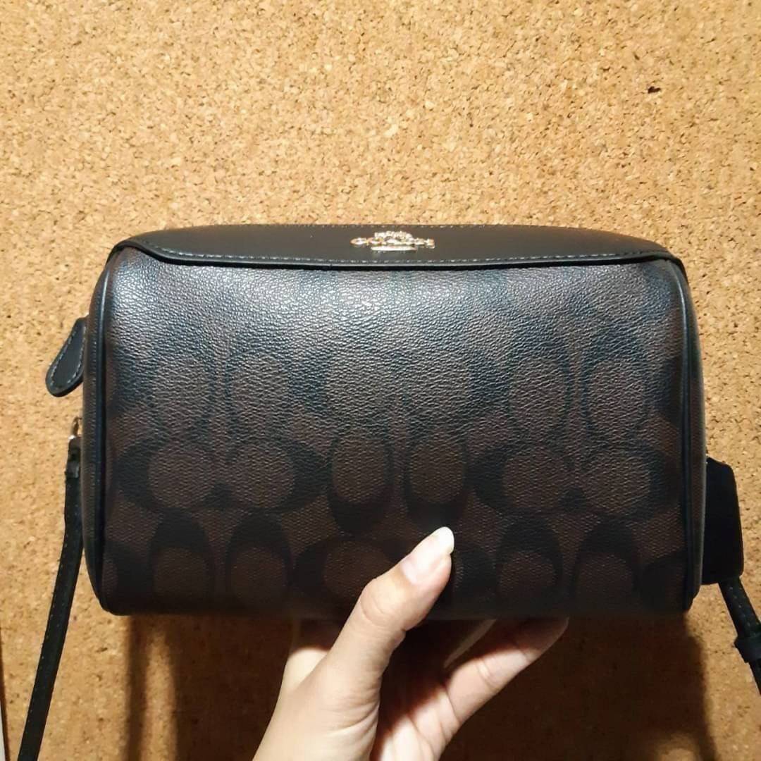 COACH BENNETT CROSSBODY IN SIGNATURE CANVAS กระเป๋าสะพายข้าง รุ่นหมอนไร้หูในตำนาน!! คัมแบคจ้า กลายเป็นรุ่นที่ตามหากันไปแล้วน้า ด้วยทรงที่คลาสสิค บวกดีไซน์เรียบแต่แฝงความหรู ใครๆก็หลงรักแหละ!! ดูออก!! วัสดุหนังแคนวาสเคลือบคุณภาพดี เปิด-ปิดด้วยซิป มาพร้อมสา