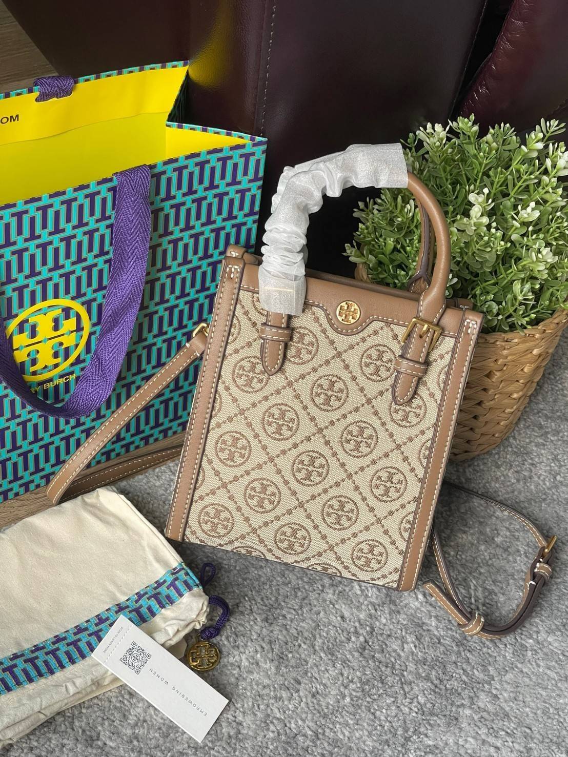 Tory burch t monogram jacquard mini tote ลวดลายT monogram ด้วยโลโก้สุดไอคอนนิคของแบรนด์ โดดเด่นด้วยกราฟฟิคและดีไซน์ ออกมาในหลายรูปแบบหลายคอลเลคชั่น แต่ละคอลเลคชั่นสวยหรูไม่แพ้กัน ทรงมินิโท้ท ขนาดกำลังดี ใช้งานง่าย ก็เป็นอีกหนึ่งรุ่นที่ทันยุคทันสมัยที่สาวๆ