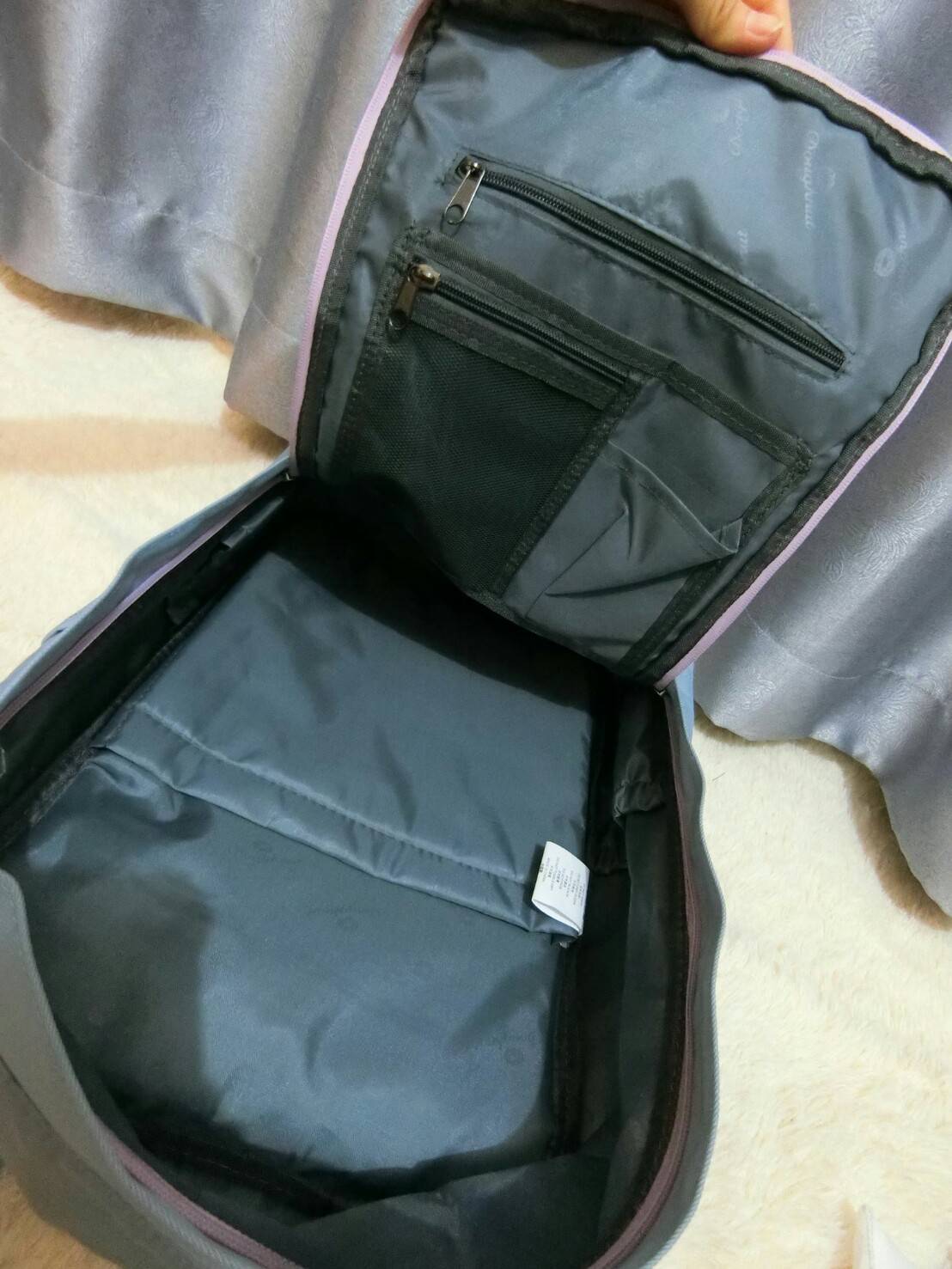 MACAROON CLASSIC BACKPACK กระเป๋าเป้สุดฮิต โดดเด่นด้วยสีสันสดใสโทนพาสเทล วัสดุ Nylon เกาหลีคุณสมบัติพิเศษ กันน้ำได้ในระดับนึง ด้านหน้า มีช่องเก็บของ เปิดปิดด้วยซิปบน ด้านข้างมีช่องเก็บของ ด้านใน มีช่องจัดระเบียบกระเป๋า แบ่งใส่ของได้เป็นสัดส่วน ใส่หนังสือ 