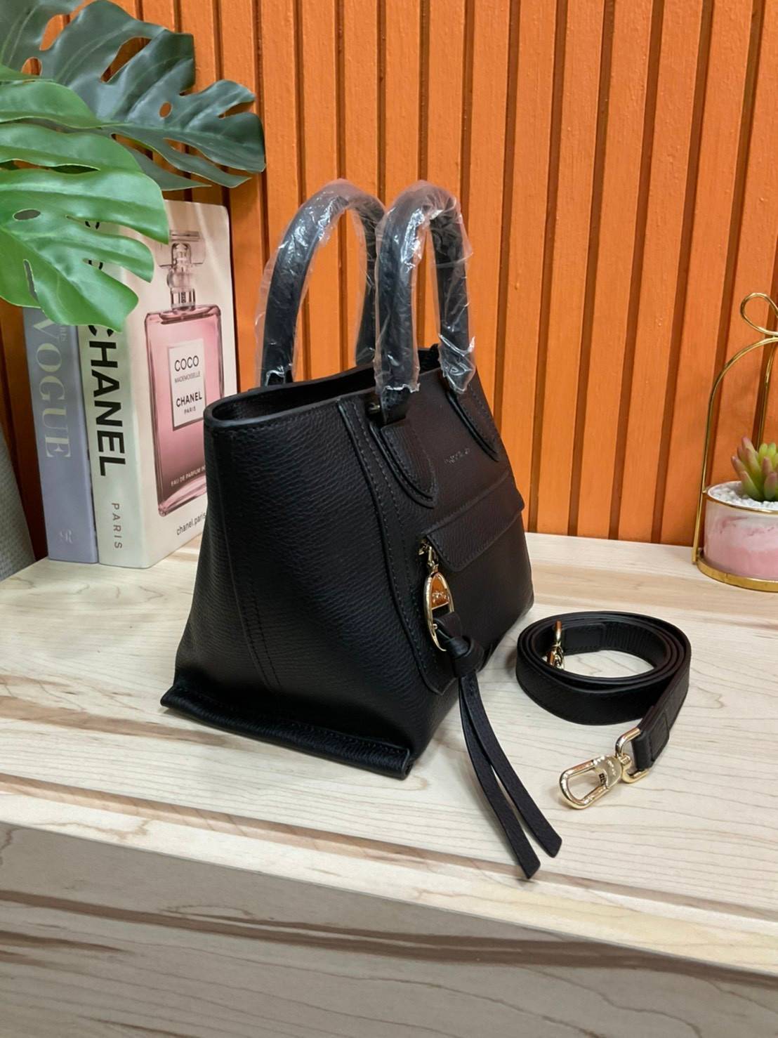 ของแท้ 💯% LONGCHAMP MINI MAILBOX TOP HANDLE BAG กระเป๋าถือ/Crossbody รุ่นหายาก!! รุ่นใหม่ล่าสุด ดีไซน์ด้วยเส้นด้ายที่ดูโฉบเฉี่ยว และ รูปทรงสี่เหลี่ยมคางหมู ทรงสวยโดดเด่น เป็นเอกลักษณ์ของผู้หญิง Longchamp วัสดุ Polyamide & Leather หนังแท้