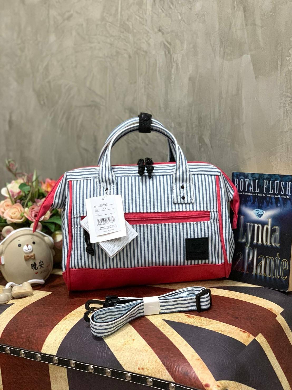 ANELLO MINI SHOULDER BAG MULTI COLOR OS-N047 รุ่นใหม่ชนช้อป!! กระเป๋าสะพายข้าง Multi Colors Collection สีสันสดใสสะดุดตา มี Logo เป็นยางนูนสีดำตัดกับสีกระเป๋า ทำให้ดูน่าใช้มากยิ่งขึ้น (Lining anello) วัสดุpolyester มีลักษณะเฉพาะตัวด้วยสี Two Tone ทั้งตัวกร