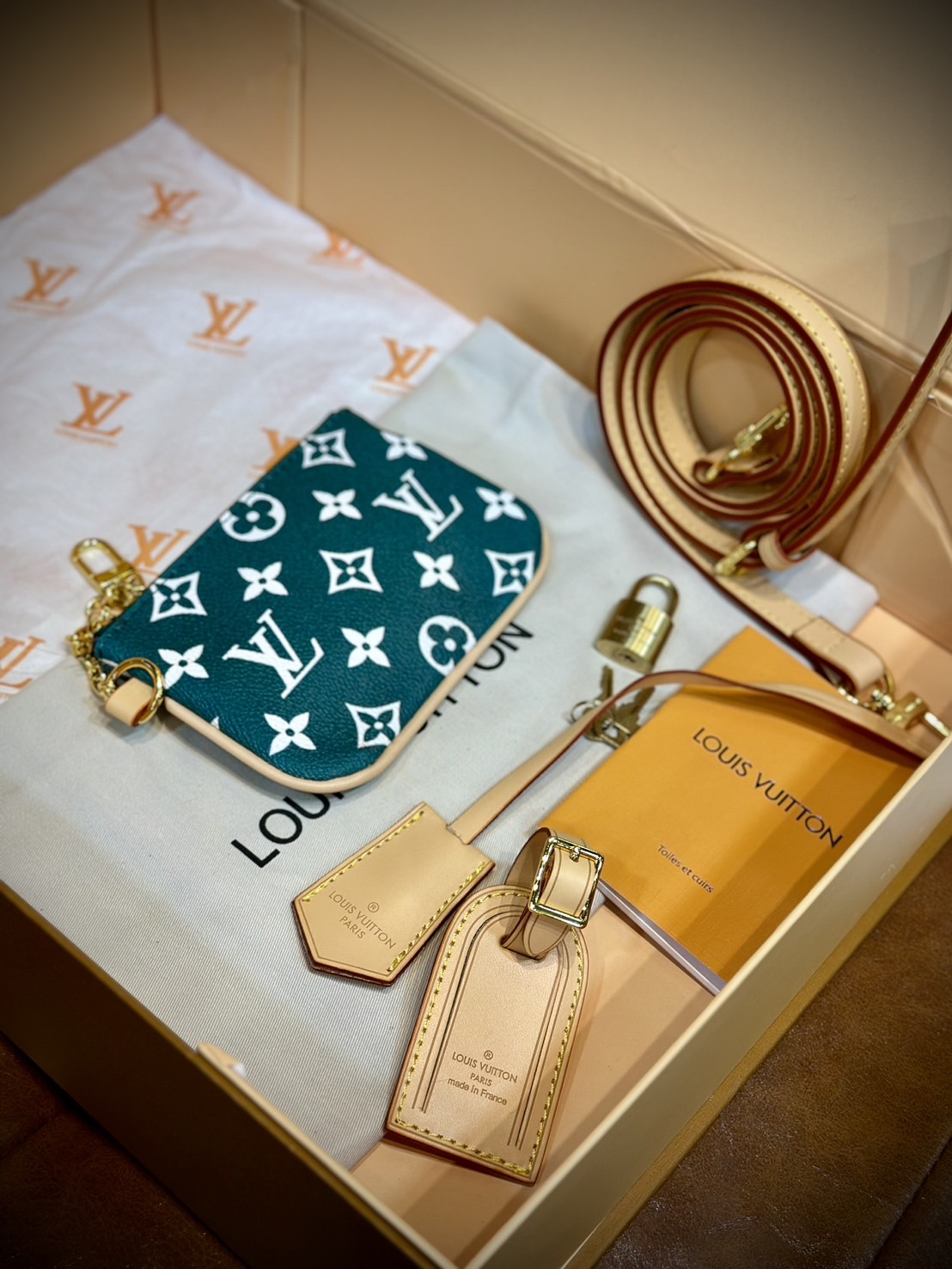 LV Speedy P9 Bandoulière 25 กระเป๋าสะพายสปีดี้รุ่นใหม่หรูหรา กระเป๋าทรงหมอนท็อปฮิตดีไซน์ใหม่ต้อนรับฤดูร้อน โดดเด่นด้วยการตกแต่งลายพิมพ์สดใส รูปทรงสวยตลอดกาล