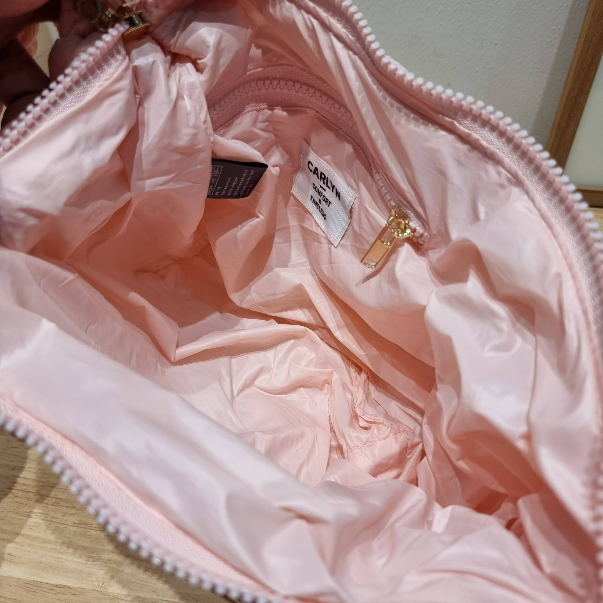 Carlyn cozy bag / Carlyn glaze bag 13 สีพร้อมส่ง อีกหนึ่งคอลเด็ด ที่ฮิตแบบฉุดไม่อยู่ กับไอเท็มนุ่มนิ่มจากเกาหลี พร้อมสีใหม่ล่าสุด กระเป๋าสะพายก้อนเมฆสุดเก๋ ที่สามารถใช้ได้หลากหลาย