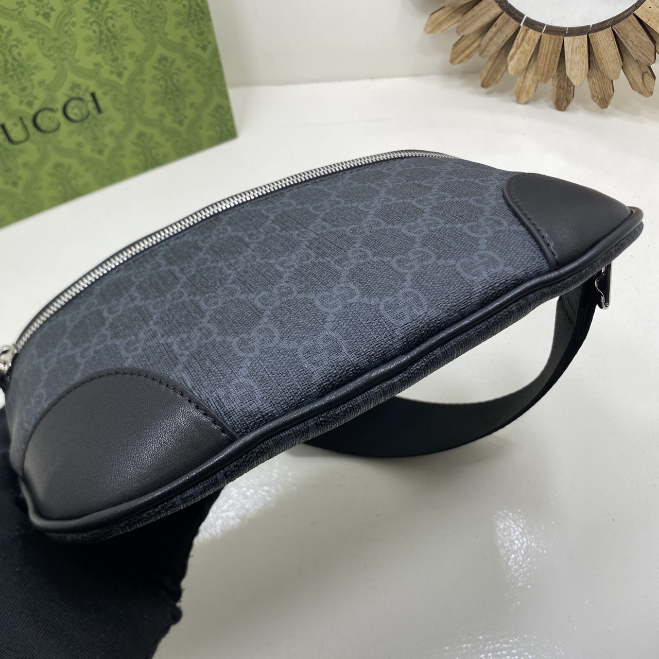 ORI หนังแท้ | GUCCI GG Emblem small belt bag กระเป๋าคาดอก/คาดเอวปรับโฉมใหม่ สวยสง่างาม สปอร์ตและเท่กว่าเดิม แต่ยังคงความคลาสสิค