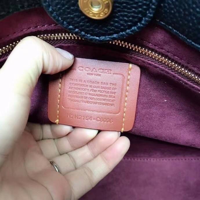 COACH Field Tote 30 In Colorblock With Coach Badge พร้อมส่งที่ไทย เขียวเหนี่ยวทรัพย์มาแล้วค่าา งานสวยหรูดูแพงมากกก สีสวยมาก จะถือหรือสะพายข้างก็ได้ หลากหลายสไตล์ค่ะ