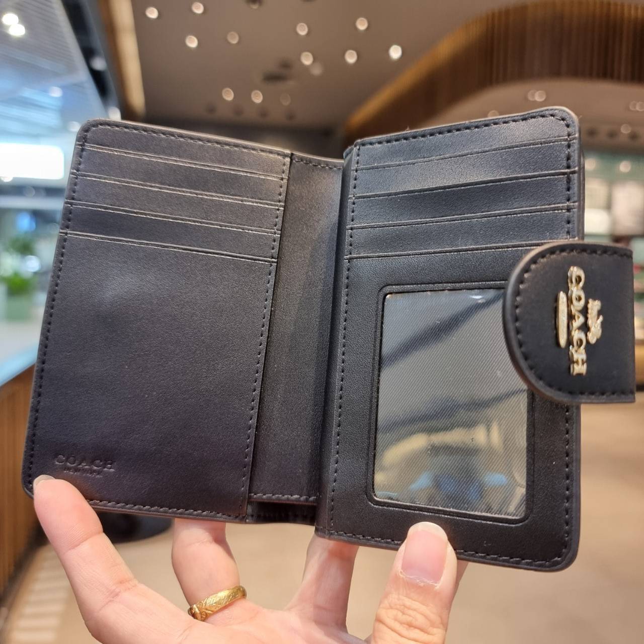 COACH C0082 MEDIUM CORNER ZIP WALLET IN SIGNATURE CANVAS ดีไซน์ใหม่ล่าสุด!! กระเป๋าสตางค์ใบกลาง 👛 ขนาดกำลังเหมาะมือ วัสดุหนังแคนวาสเคลือบลาย ดูแลรักษาง่าย มีช่องใส่บัตรและธนบัตรครบ และช่องซิปแยกไว้ใส่เหรียญ ครบเซ็ทแบบนี้เหมาะส่งต่อเป็นของขวัญที่สุ