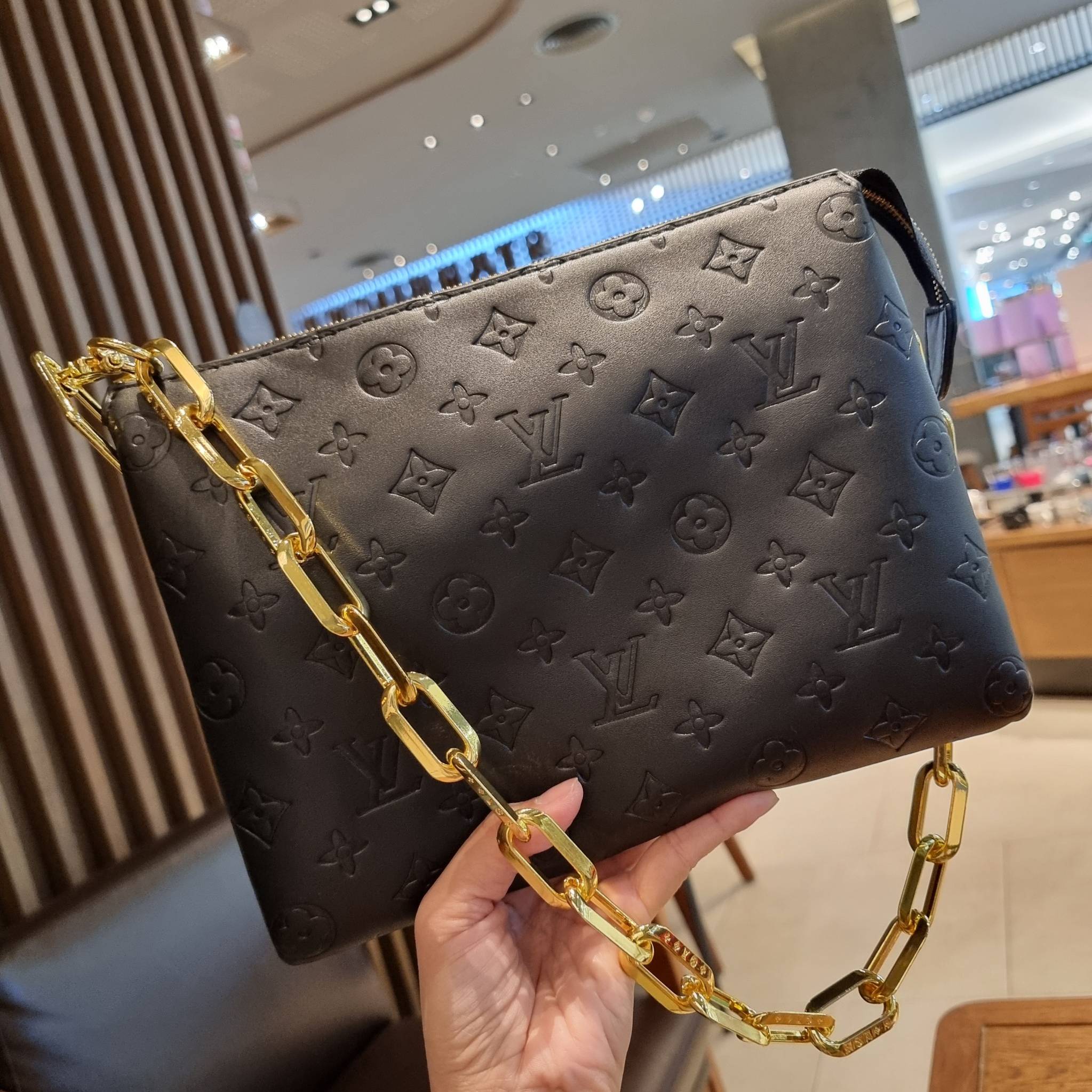 LV HANDLE POUCH MONOGRAM กระเป๋าสะพายกึ่งคลัชท์ สุดล้ำ ใหม่ล่าสุดมาแรงมาก ด้วยความสวยปังตั้งแต่แรกเห็น วัสดุหนังแกะปั๊มลายสวยคม มาพร้อมสาย 2 เส้น เลิศๆ มีสายโซ่ที่มีดีเทลละเอียดไม่ซ้ำ และสายสปอร์ตครอสบอดี้ ที่จะคล้องไว้ทั้งสองเส้นก็ดีงาม หรือสลับใช้ตามลุค
