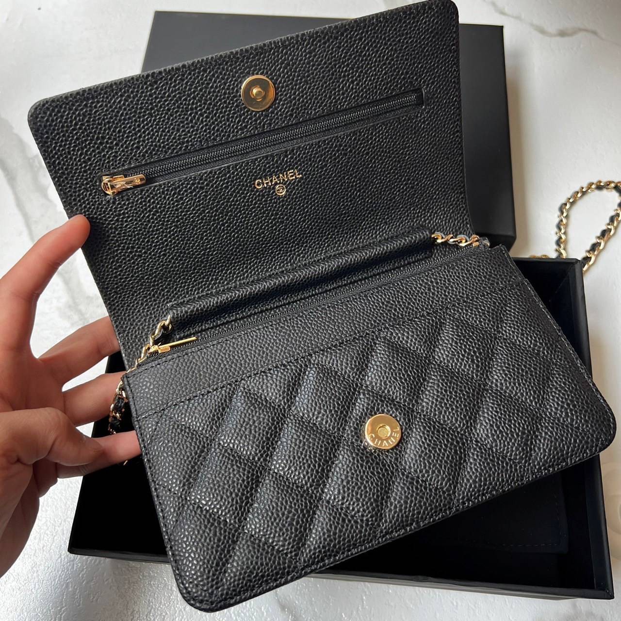 CHANEL WALLET ONCHAIN งานหนังแท้สวยหรู ใช้ ตทป ได้ กระดุมแม่เหล็ก ตามฉบับ HOLO ปีใหม่ ตามภาพที่ถ่ายเลย ตรงกับการ์ด รุ่นที่สาวๆ ทุกคนต้องมี เห็นเล็กๆ แบบนี้แต่ใส่ของได้เยอะมาก สามารถไช้แทนกระเป๋าคลัชถือได้ด้วย ครบจบในใบเดียวเลยค่ะ ภาพงานจริง ไม่ผิดหวังค่ะ