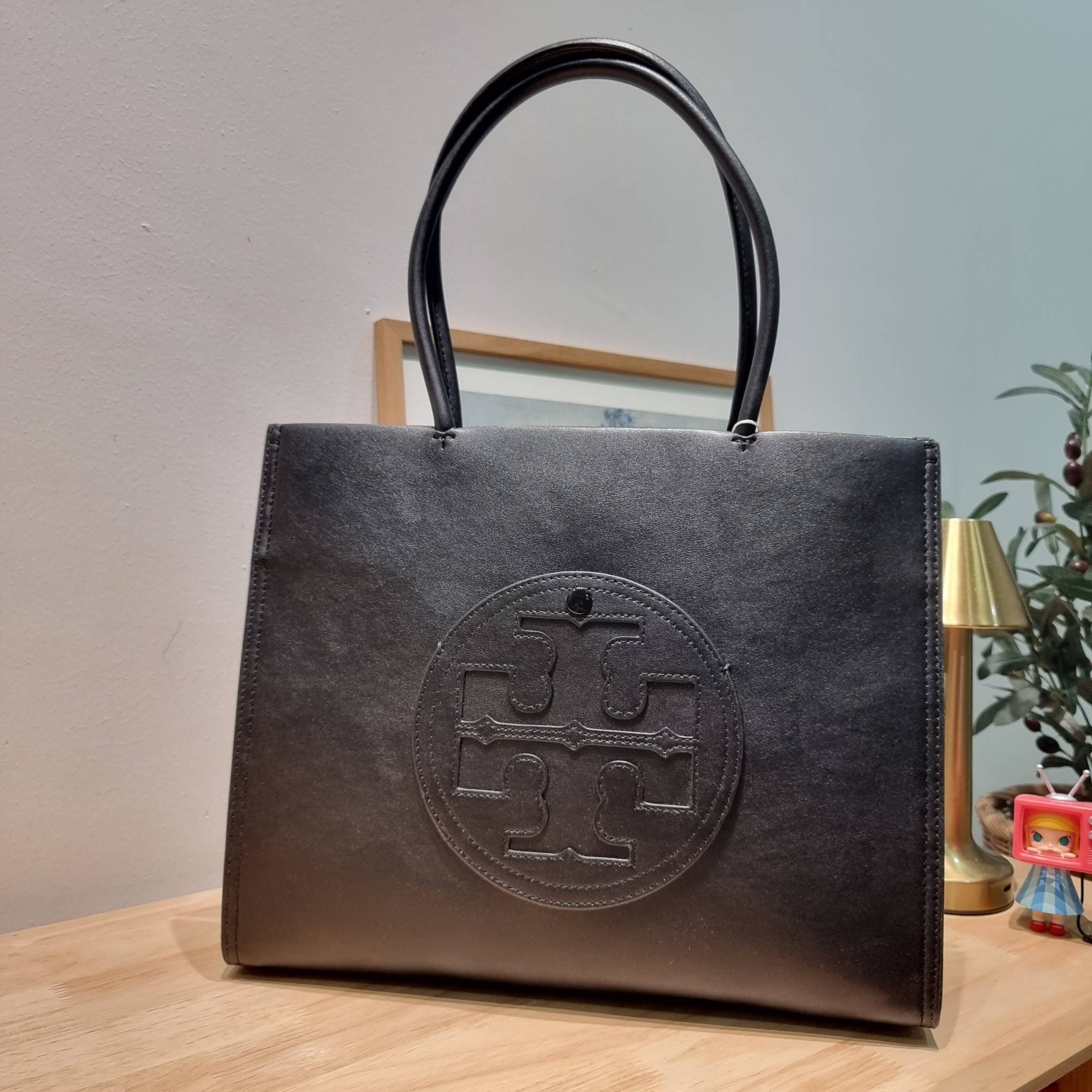 TORY BURCH ECO ELLA TOTE BAG / TORY TOTE BAG พร้อมส่ง 3 สี กระเป๋าสะพายทรงโท้ท ขนาดกำลังสวย จุของได้เต็มที่ รูปทรงคลาสสิคชวนใช้ โดดเด่นด้วย patch โลโก้ คอลเลคชั่นน้องใหม่ ส่งมาให้สาวๆได้ใจฟูอีกหนึ่งไอเท็ม