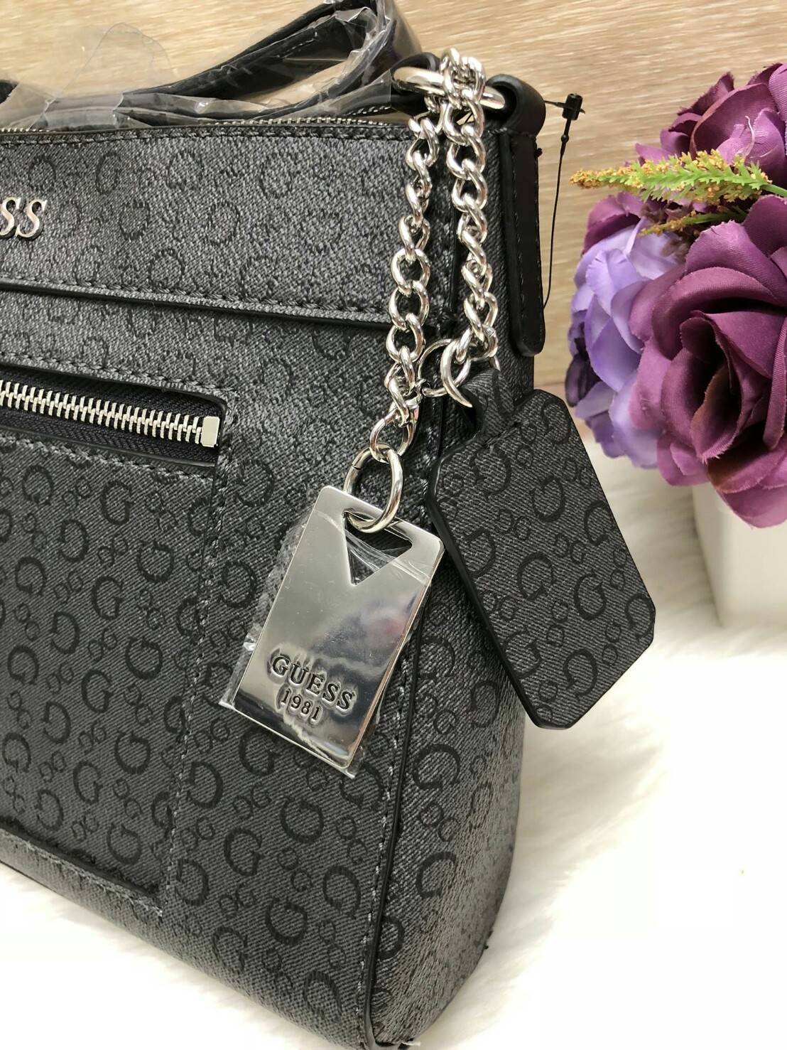 Guess mini shoulder bag กระเป๋าสะพายไหล่หรือ crossbody Design ลายตัว G ทั้งใบ ด้ายหน้าประดับ logo brand พร้อมพวงกุญแจเพิ่มดีเทลความเก๋ กระเป๋าเปิดปิดด้วยซิป ด้านในโล่งจุได้เยอะ ใส่กระเป๋าสตางค์ใบยาวได้ ใส่โทรศัพท์ได้ทุกรุ่นค่ะ ภายในมีช่องเล็กอีกช่องสำหรับ