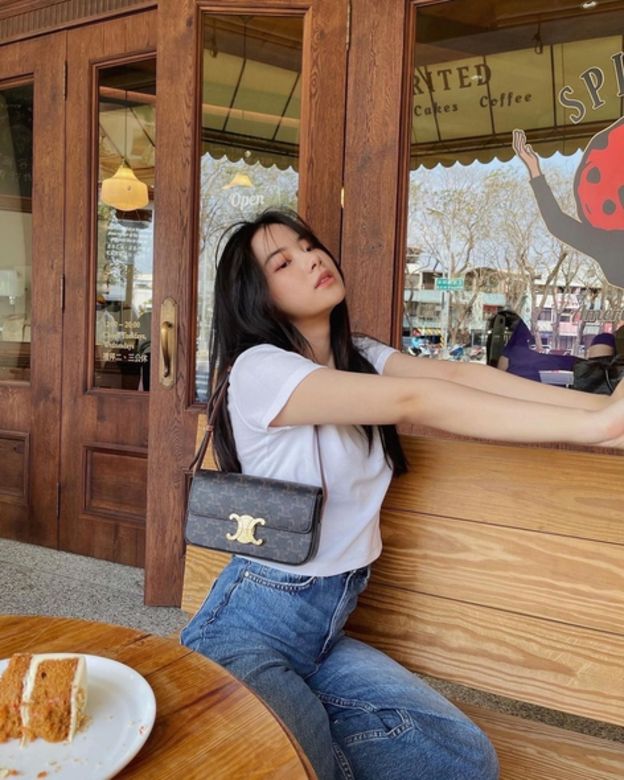 CELINE TRIOMPHE SHOULDER BAG VIP GIFT WITH PURCHASE-GWP พรีเมี่ยมกิ๊ฟ Limited Edition จาก CELINE PERFUME DUTY FREE COUNTER วัสดุหนังแกะสังเคราะห์เรียบ ดีไซน์ยอดนิยมสไตล์สาว LISA ทรงเหลี่ยมสวยหรูอยู่ทรง