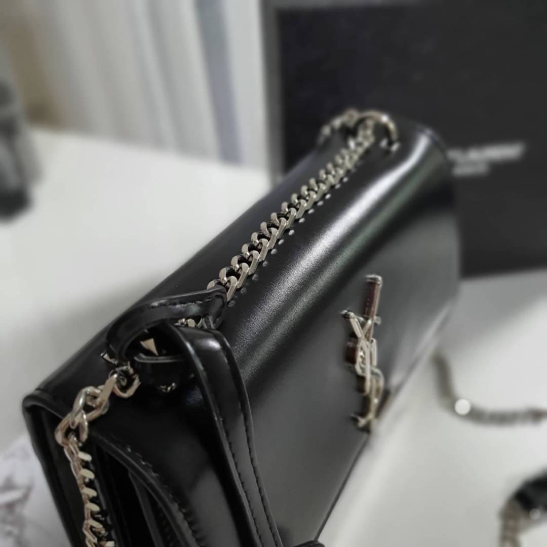 YVES SAINT LAURENT YSL BAG VIP GIFT WITH PURCHASE (GWP) พรีเมี่ยมกิ้ฟ Limited Edition จาก YSL DUTY FREE COUNTER วัสดุหนังแท้ Calfskin ทรงสี่เหลี่ยมหนังสวยหรูอยู่ทรงเปิดปิดด้วยกระดุมแม่เหล็ก ภายในโล่งมีช่องหลัก และช่องย่อยสามารถใส่มือถือของใช้จุกจิกได้เยอะ