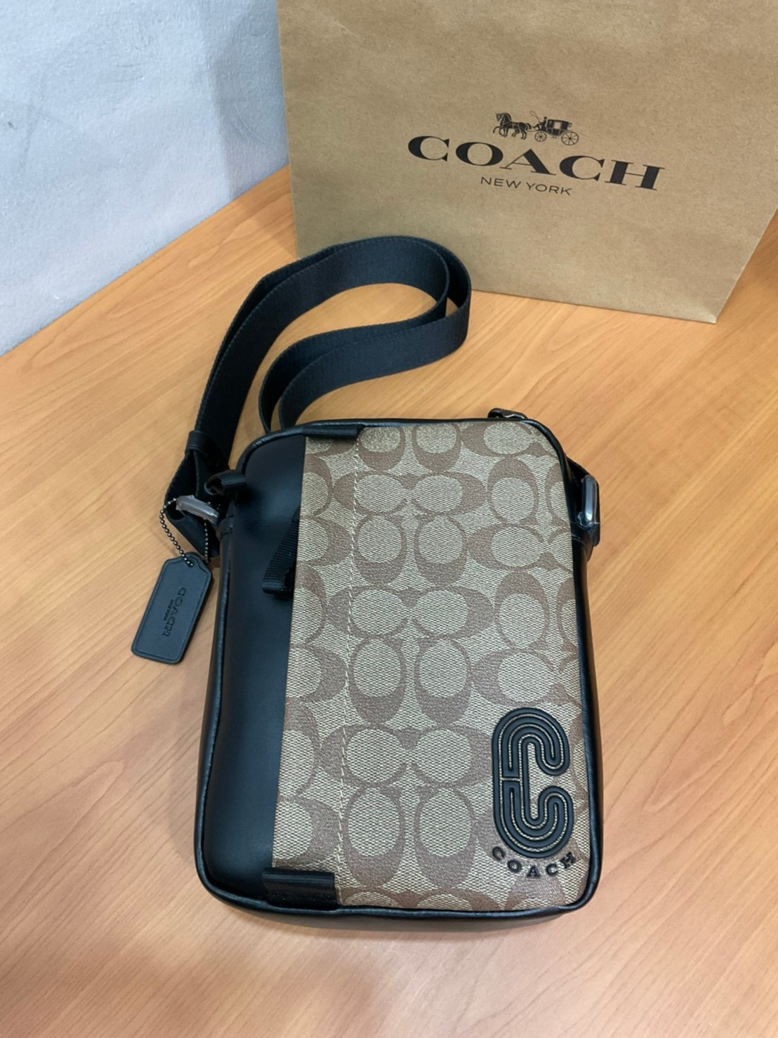 COACH NORTH/SOUTH EDGE CROSSBODY (COACH 5626) IN SIGNATURE CANVAS (COACH 6788) กระเป๋าสะพายผู้ชาย กระเป๋าสะพายรุ่นใหม่ ชนช็อป (!!)รุ่นหายาก สี COBALT MULTI วัสดุทำจาก หนังลูกวัวแท้ เนื้อเรียบ พิมพ์ลาย ขนาดกำลังดี