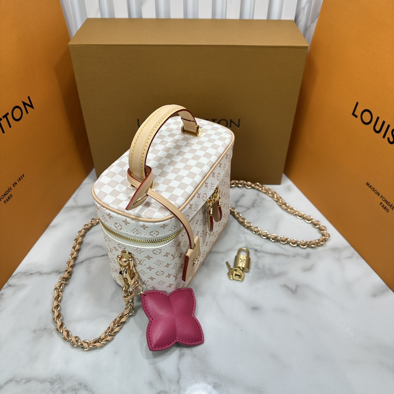 ORI หนังแท้ | LV Vanity Cosmetic Bag กระเป๋ารุ่นวานิตี้ กระเป๋าเครื่องสำอางจากคอลเลคชั่น Louis Vuitton Baby พกพาผลิตภัณฑ์อาบน้ำและของใช้จำเป็นอื่นๆ อย่างมีระดับ Monogram แคนวาสสุดเอ็กซ์คลูซีฟสำหรับคอลเลคชั่น