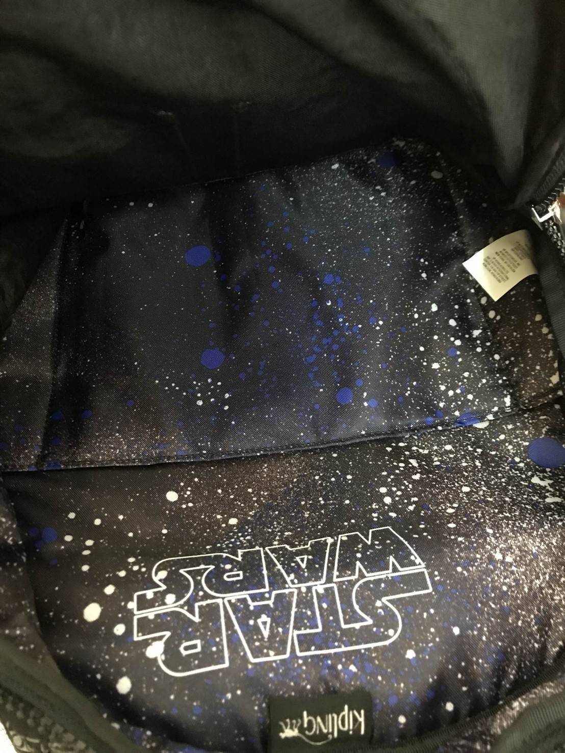 Kipling Seoul Go Star Wars Small Printed Backpack Limited edition กระเป๋าเป้ Collection Star wars สกรีนลาย star wars ทั้งภายนอก และภายใน ด้านหน้า มีช่องซิปด้านข้างมีช่องเล็กซ้ายขวา ภายในกว้างจุได้เยอะ แบ่งช่องเป็นสัดส่วน มาพร้อมพวงกุญแจลิง มบนี้จะใช้ไปเรี