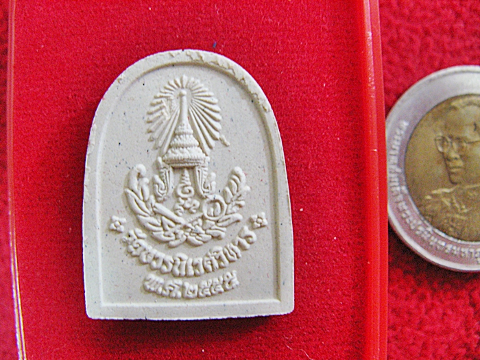 พระไพรีพินาศซุ้มโค้งแบบเล็กเนื้อผง วัดบวรนิเวศวิหาร พ.ศ.๒๕๕๕ พร้อมกล่องเดิมค่ะ