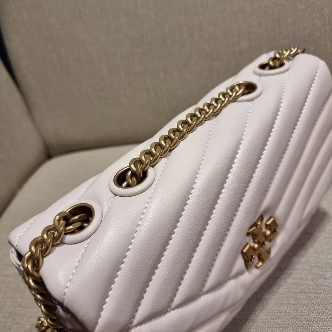 TORY BURCH KIRA CHEVRON CONVERTIBLE SHOULDER BAG (SMALL / MEDIUM) กระเป๋าสะพายรุ่นยอดฮิต ไซส์คลาสสิค ที่ใช้ยังไงก็ดูหรู ดีไซน์เฉพาะตัว วัสดุหนังแกะ สัมผัสนิ่ม เปิด-ปิดด้วยกระดุมแม่เหล็ก ภายในเป็นช่องโล่ง ใส่กระเป๋าสตางค์ มือถือ เครื่องสำอางค์ พาวเวอร์แบงค
