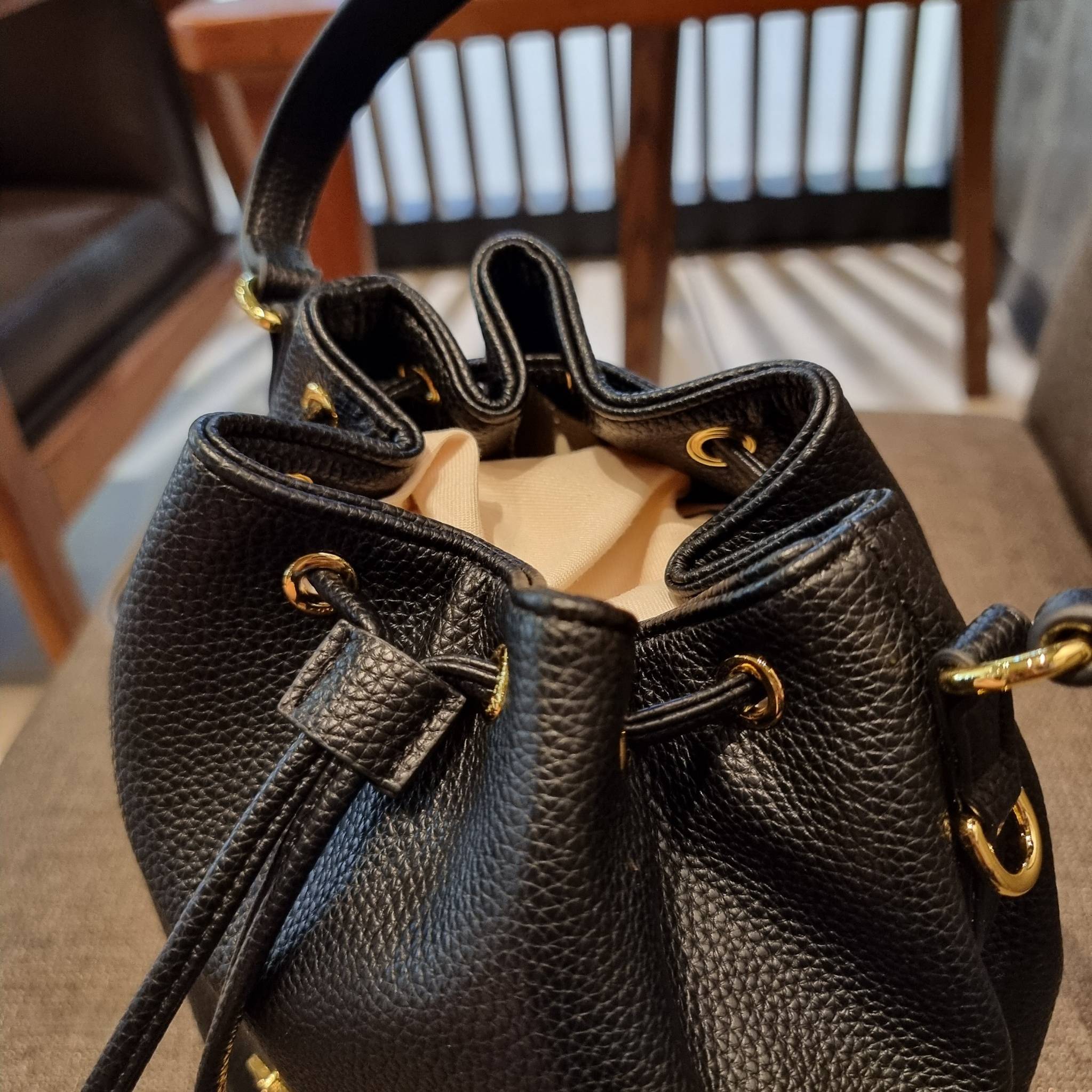 Prada leather bucket bag กระเป๋าสะพายทรงขนมจีบ ดีไซน์เรียบ แต่หรู น่าใช้มากๆ หนังสวยมาก วัสดุหนัง pepble สัมผัสนิ่มมือ ตกแต่งโลโก้สีทองตัดหนังดำ คือเลิศ!! ปากกระเป๋ารูดเปิดปิดได้ สะดวกใช้งาน ภายในโล่งกว้าง จุของได้เยอะ ไม่ธรรมดาเลย พิเศษ!! นอกจากสายคล้องใ